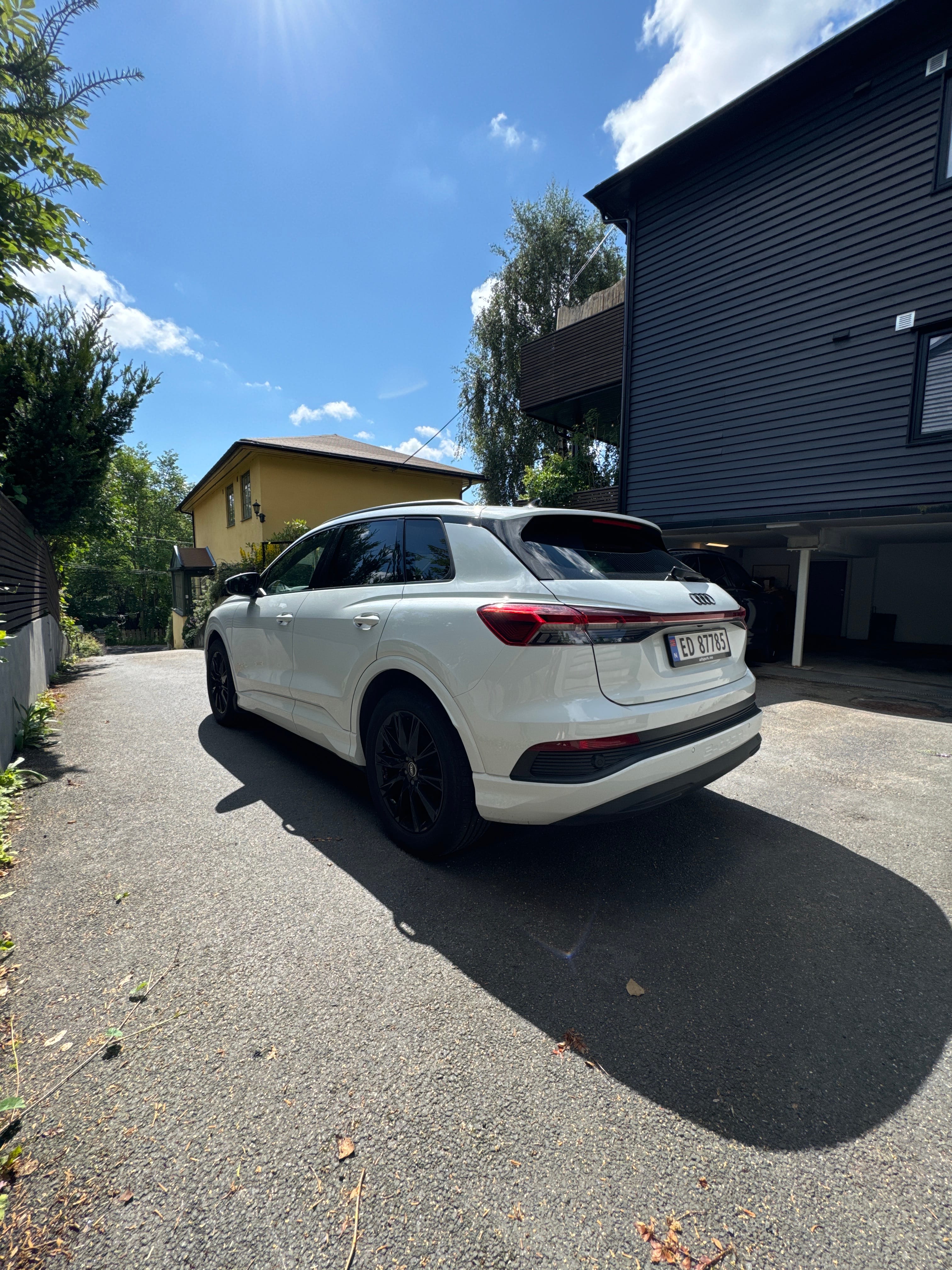 Audi Q4 50 e-tron quattro (AWD) mit Navigationsgerät