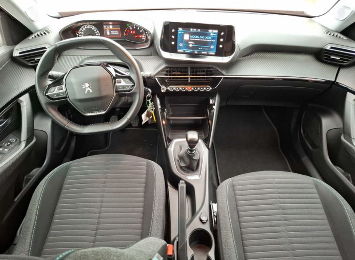 Peugeot 2008 mit Kindersitz