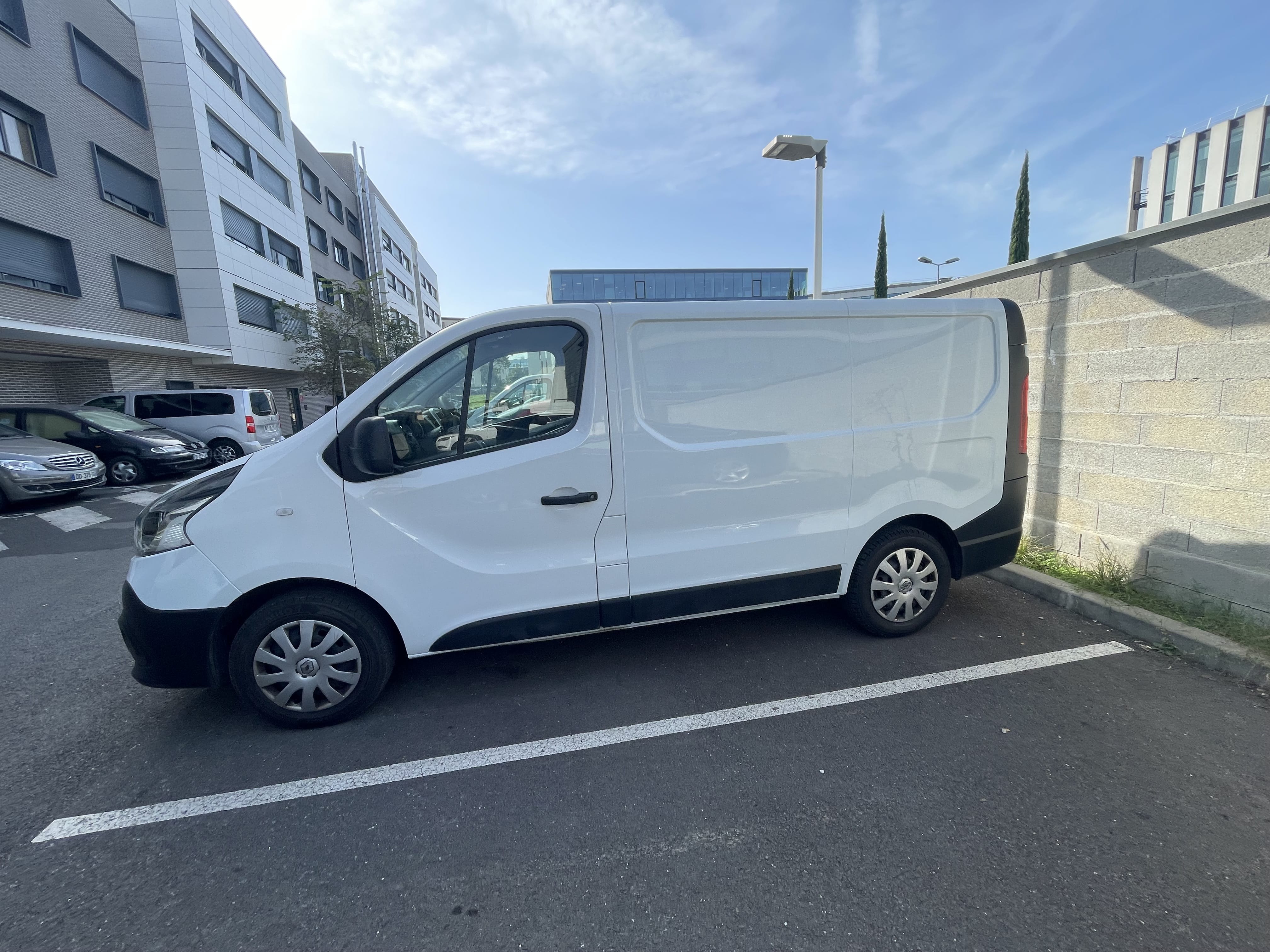 Renault Trafic  Louez dans Bordeaux – Pratique, économique et accessible 24h/24 avec B’Rent ! avec Climatisation