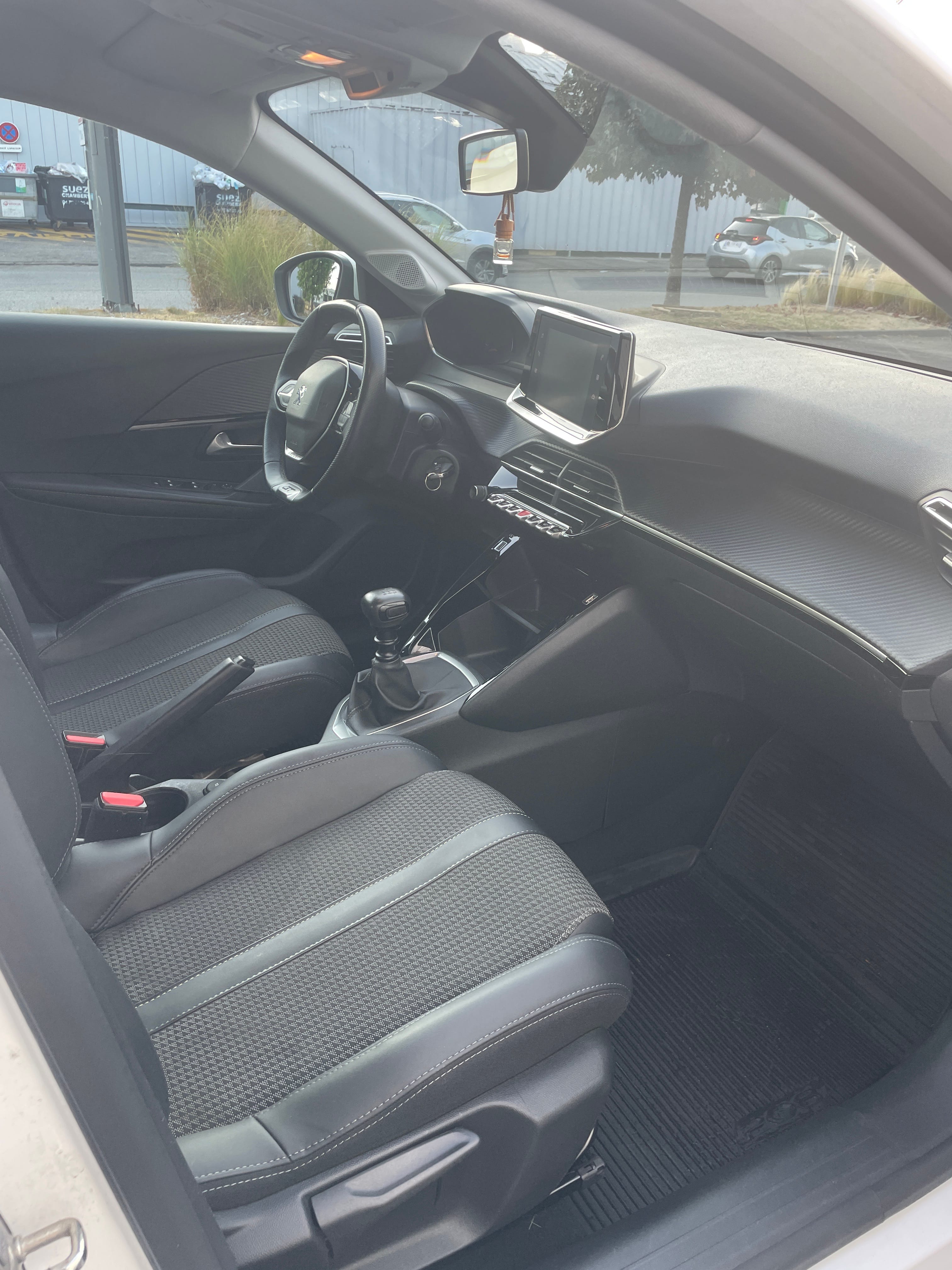 Peugeot 208 avec Apple CarPlay