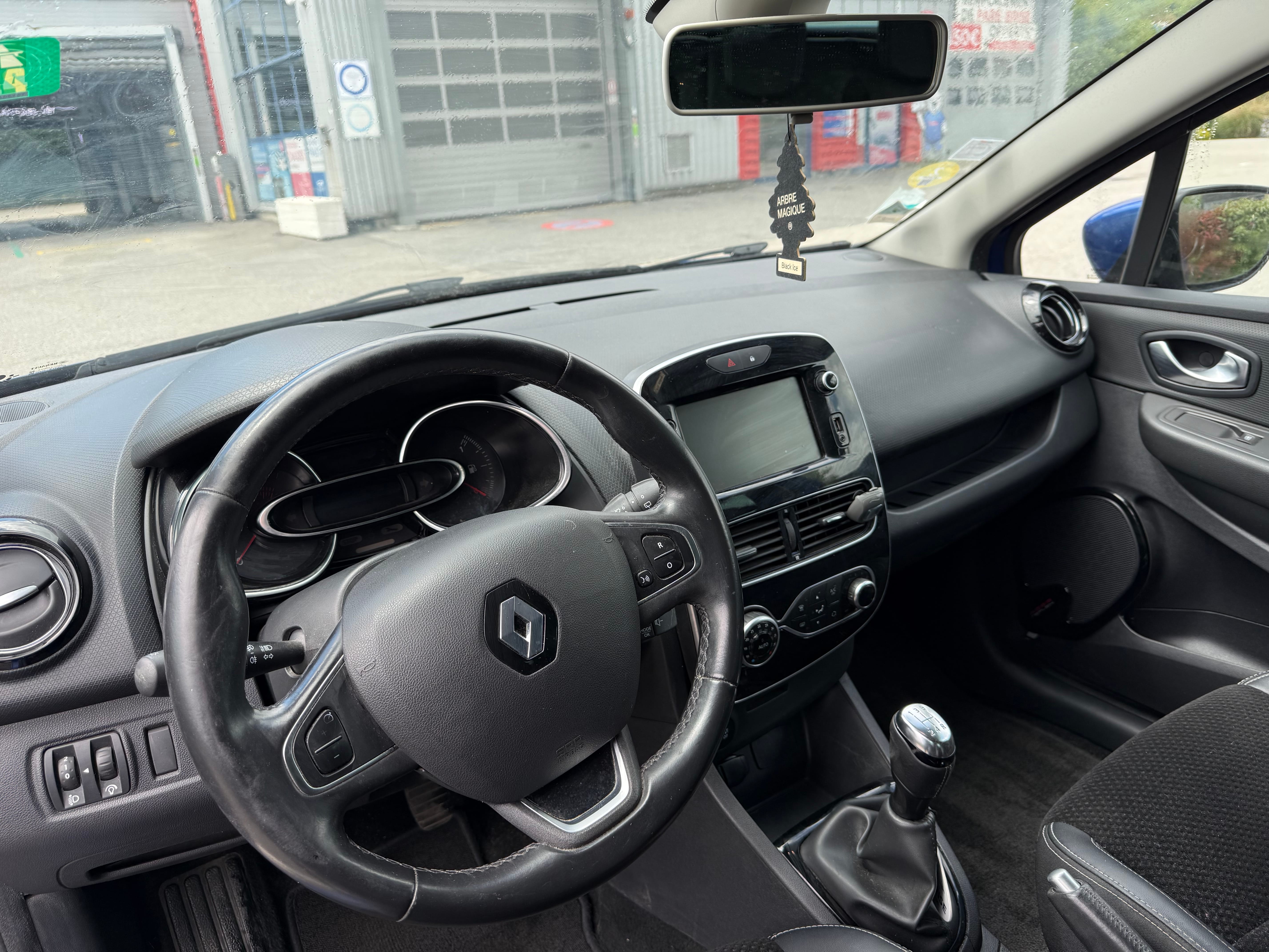 Renault Clio avec Siège bébé