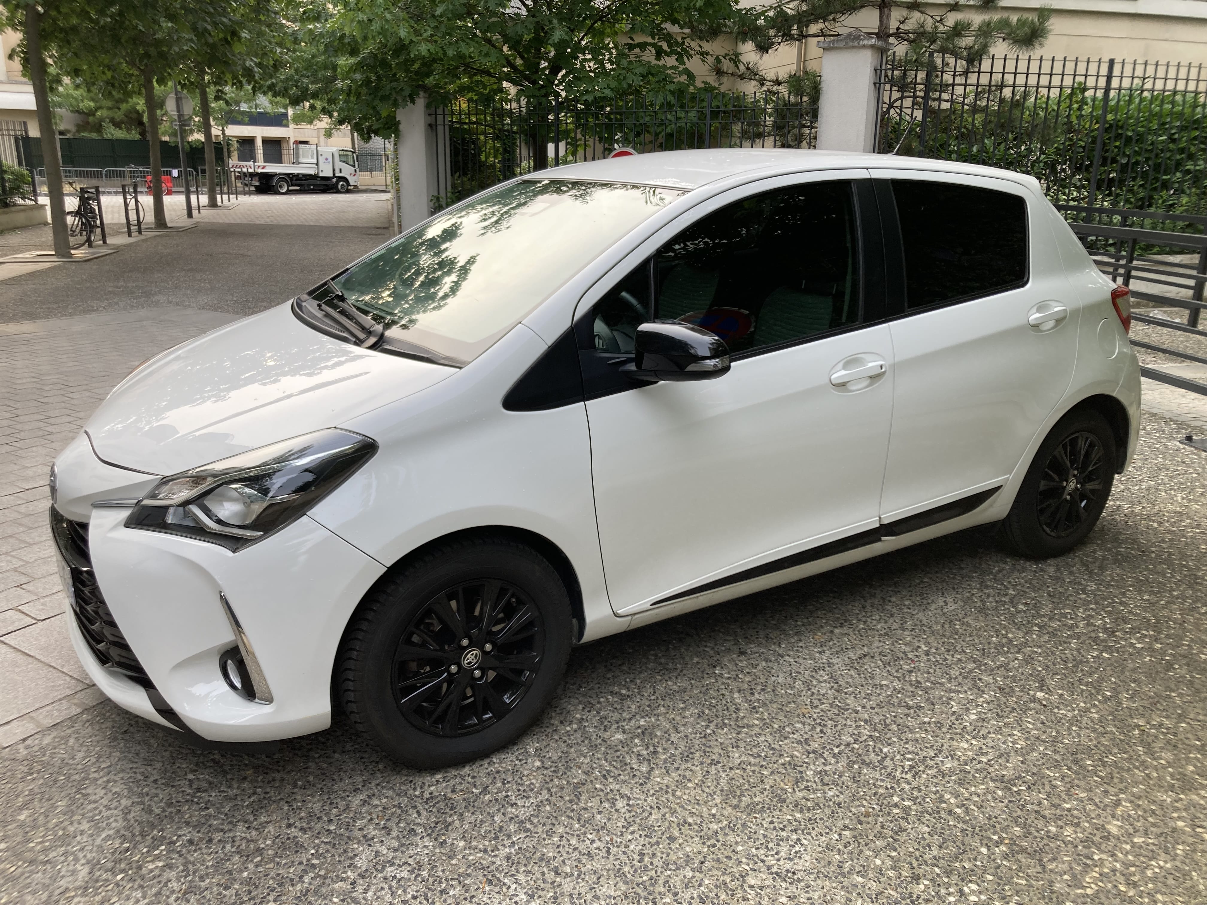Toyota Yaris Hybride Boîte automatique  Black pack, 2017, Essence 95 / Électrique (hybride), automatique