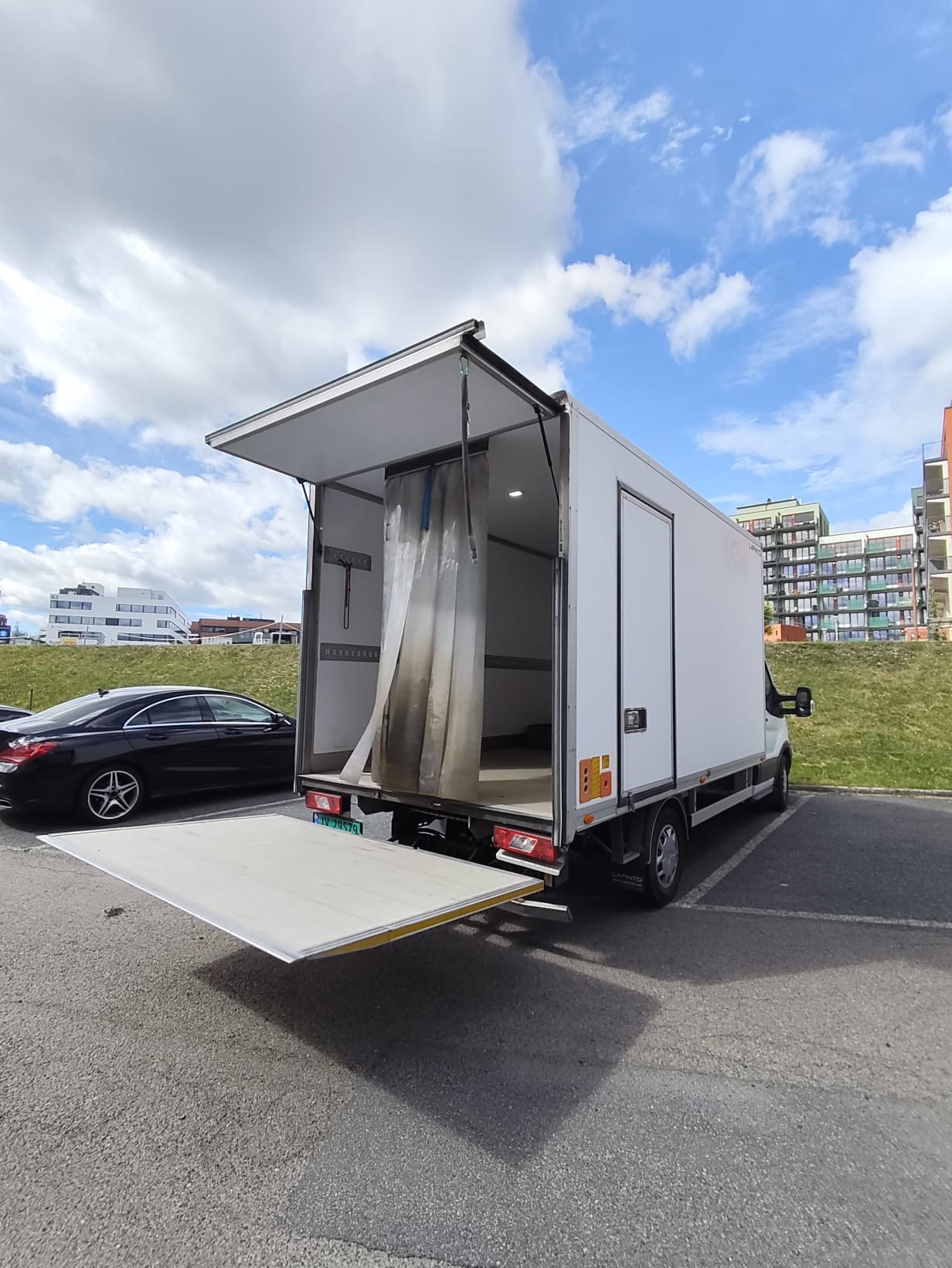 Ford Transit 350 mit Rückfahrkamera