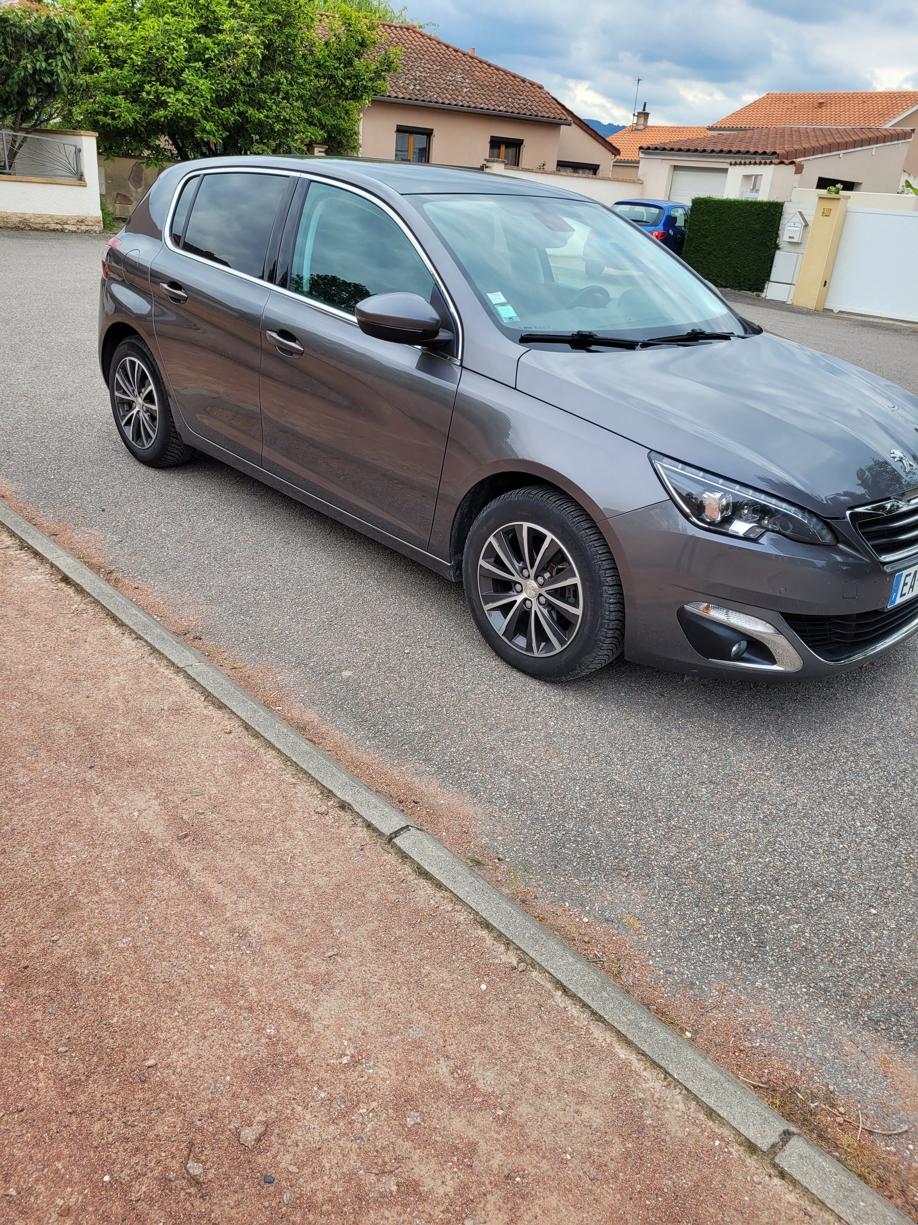 Peugeot 308 1.2l 110cv vignette crit'air 1 avec attelage, 2016, Essence 95
