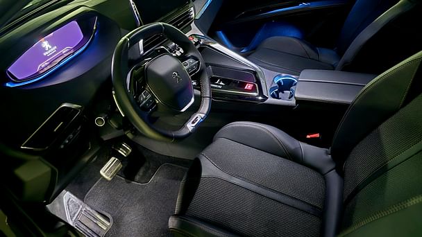 Peugeot 5008 Essence/Hybride Non recharg 7 places - Aeroport Charles de Gaulles avec GPS