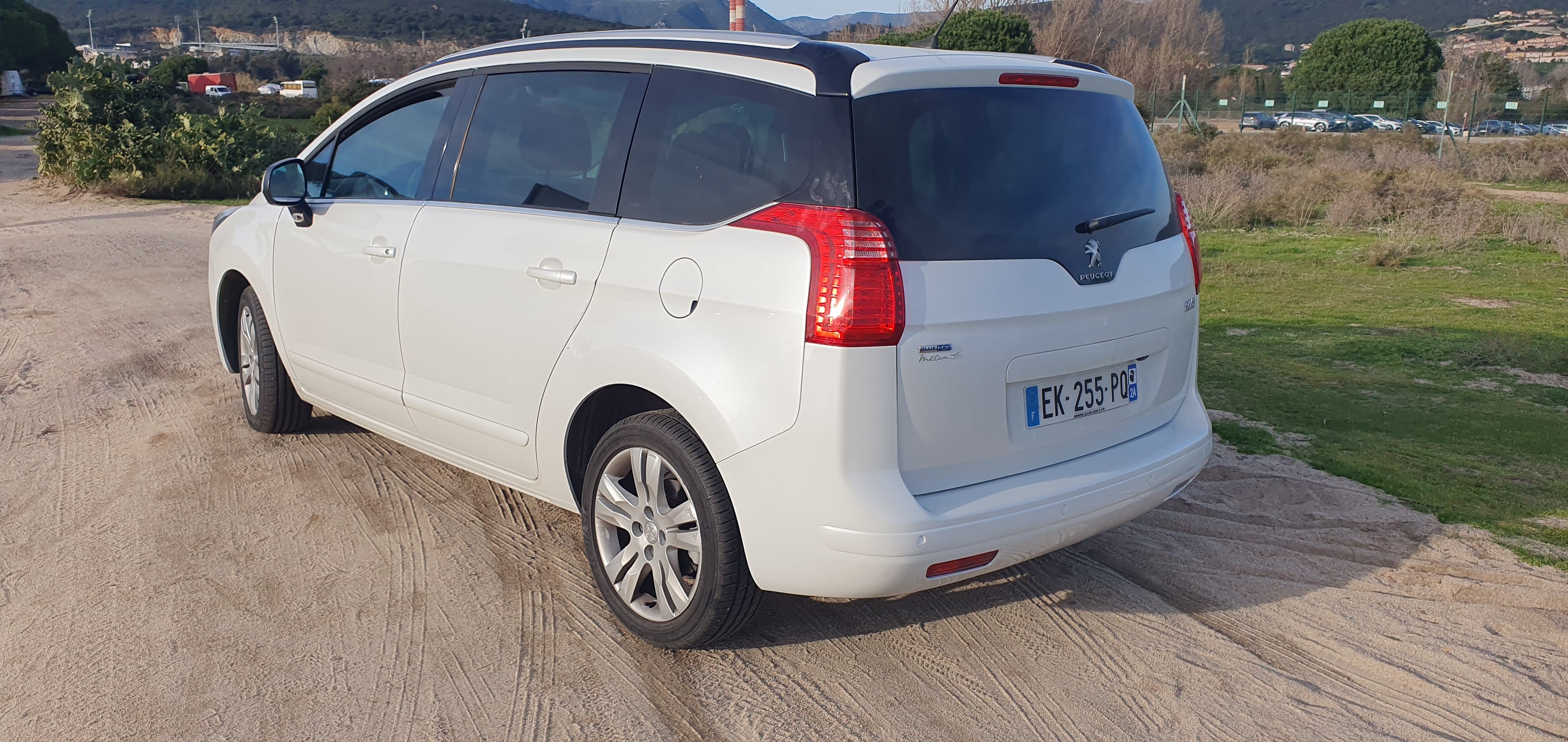 Peugeot 5008 avec GPS