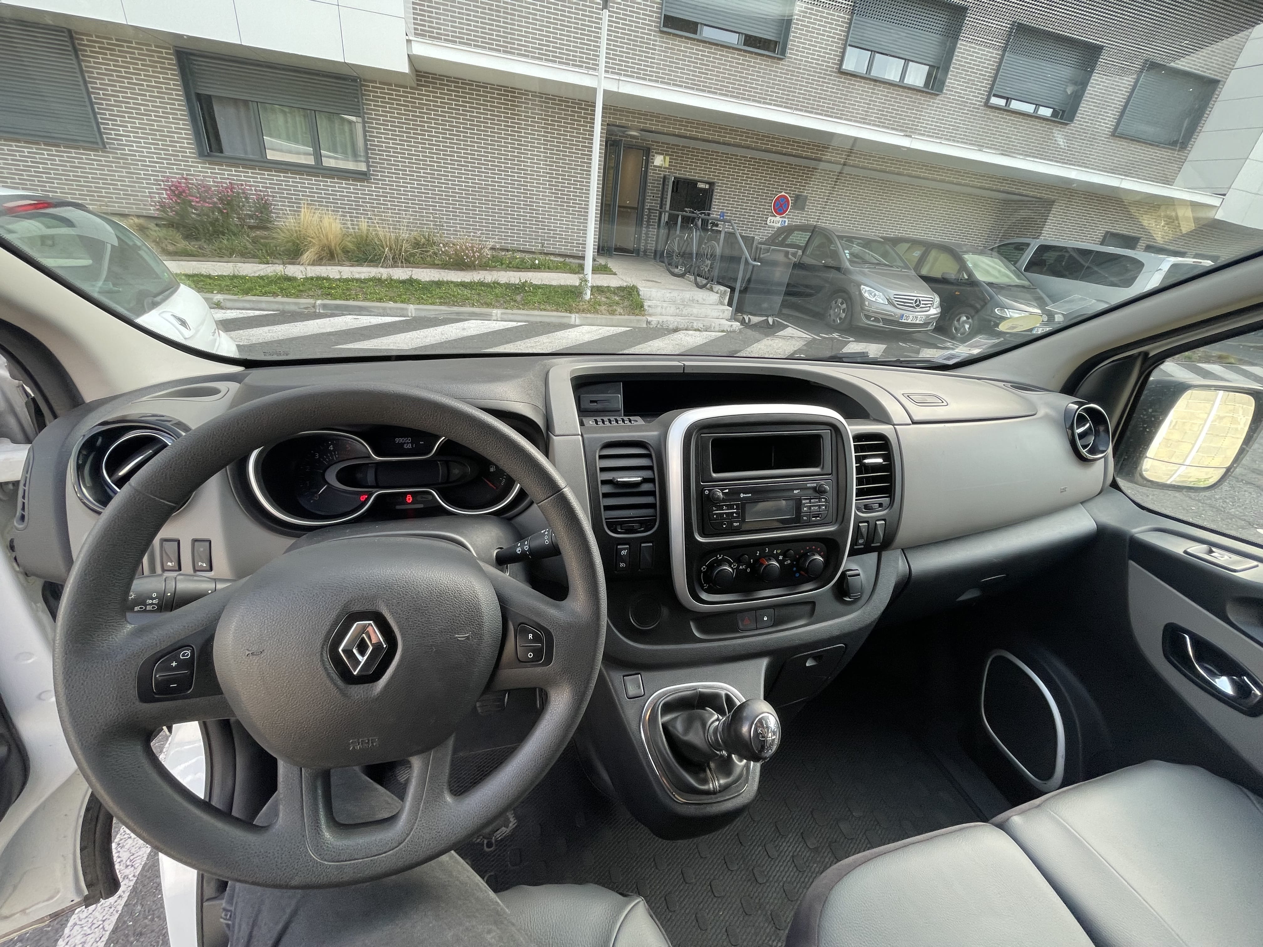 Renault Trafic  Louez dans Bordeaux – Pratique, économique et accessible 24h/24 avec B’Rent ! avec Entrée audio / iPod