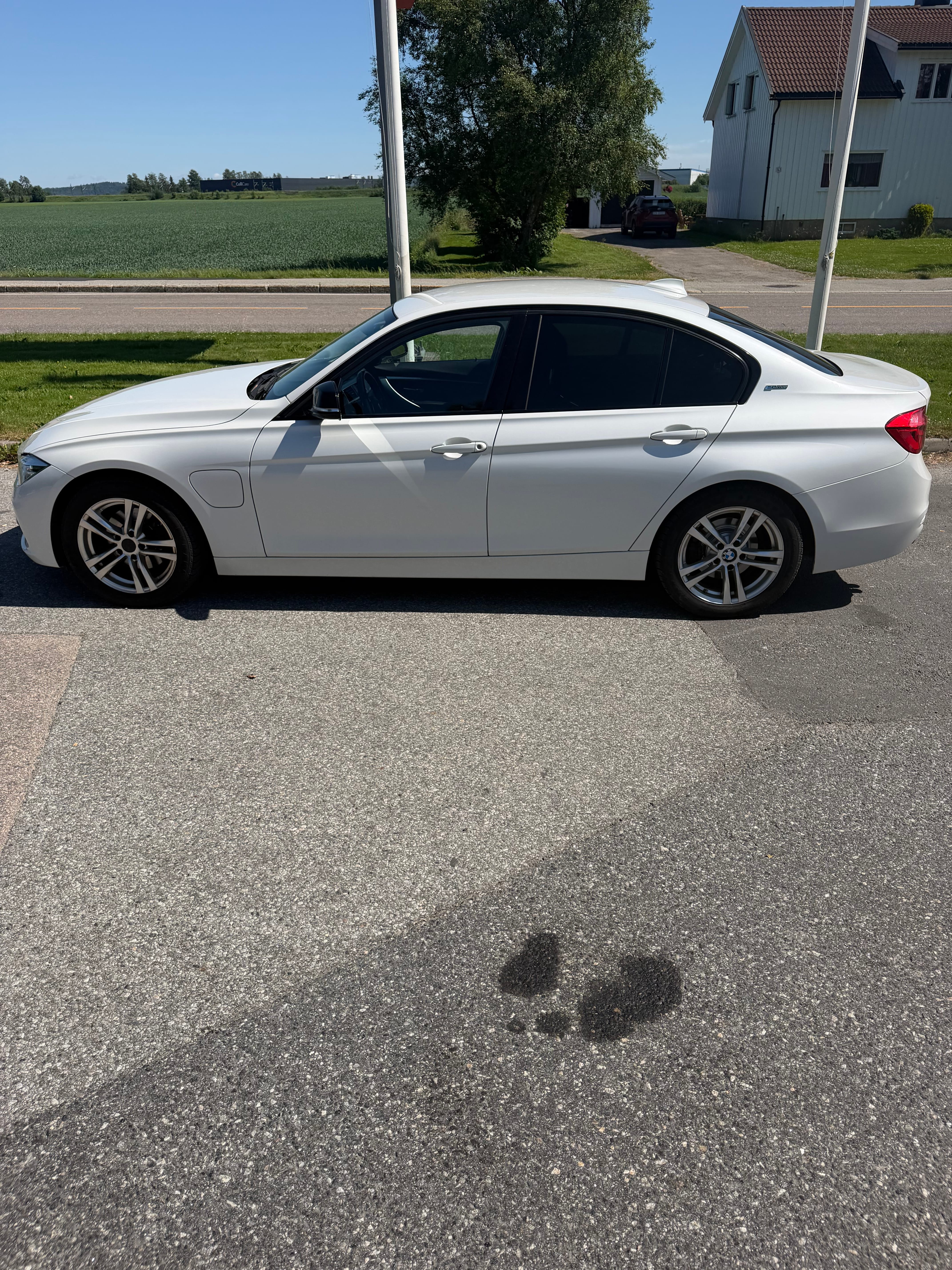 BMW 3 Series 330e iPerformance med Ryggekamera