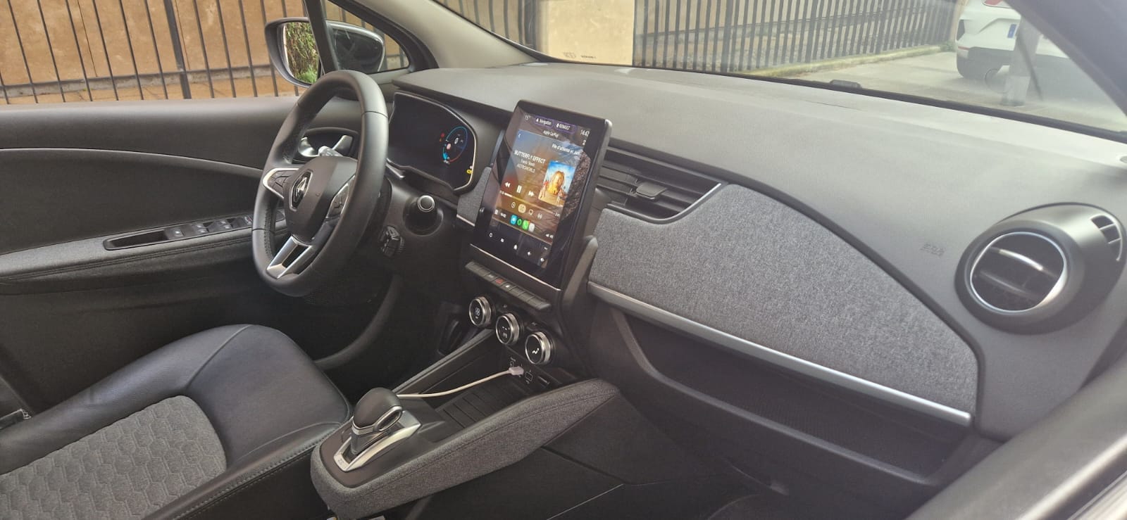 Renault ZOE TOUTE OPTION 52 kWh – 100 % électrique, stationnement gratuit avec Android Auto