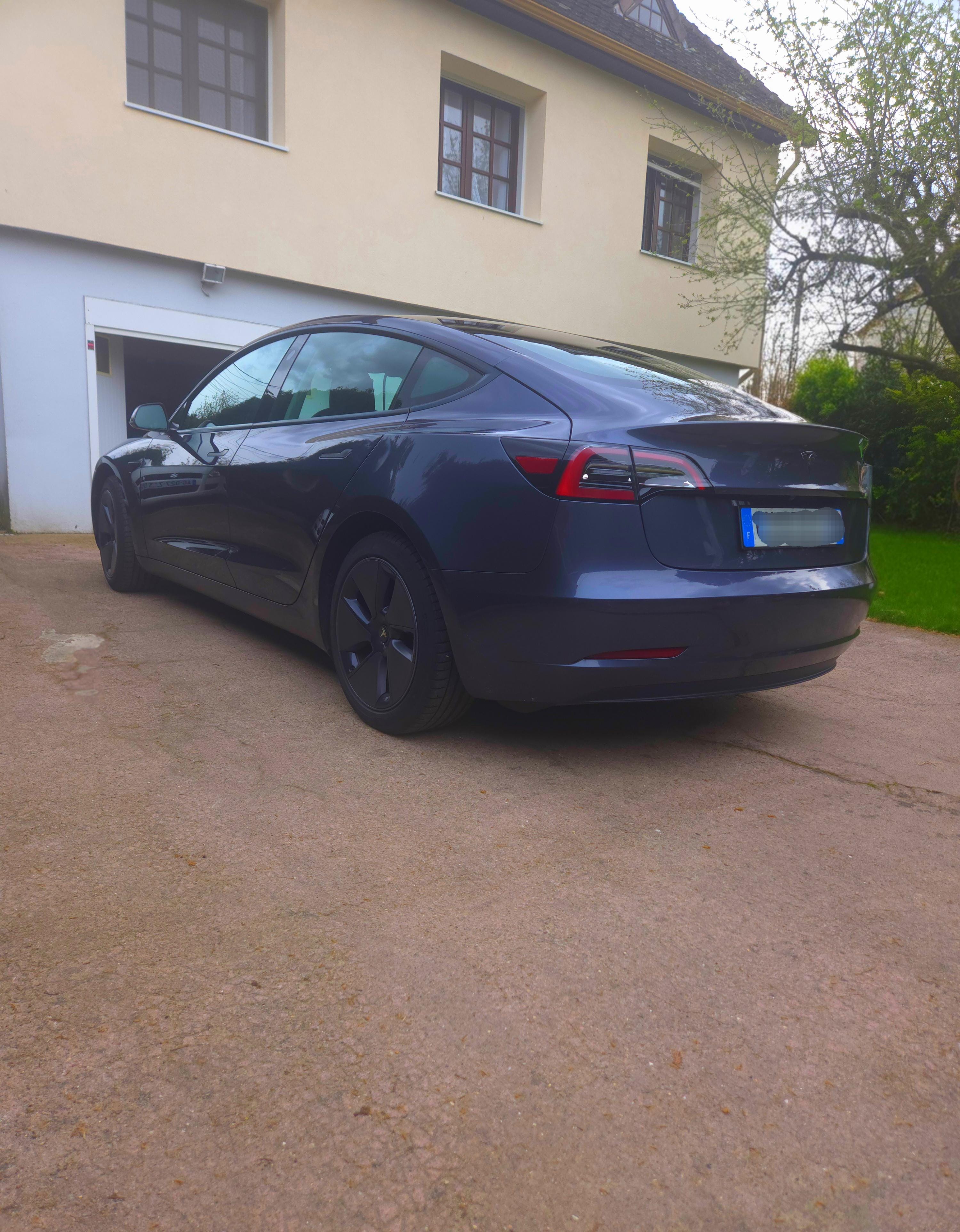 Tesla Model 3 avec GPS