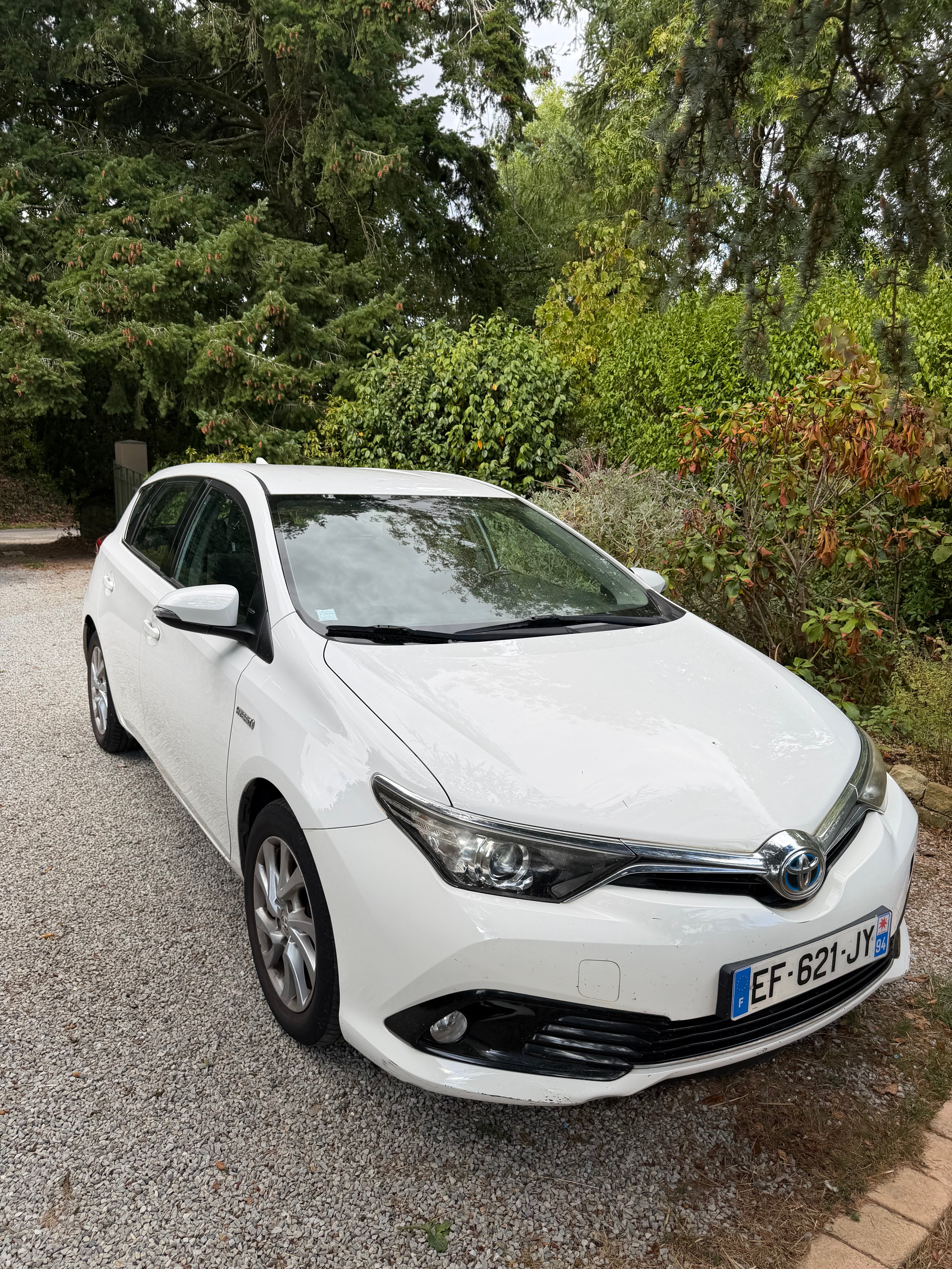 Toyota Auris, 2016, Essence 95 / Électrique (hybride), automatique
