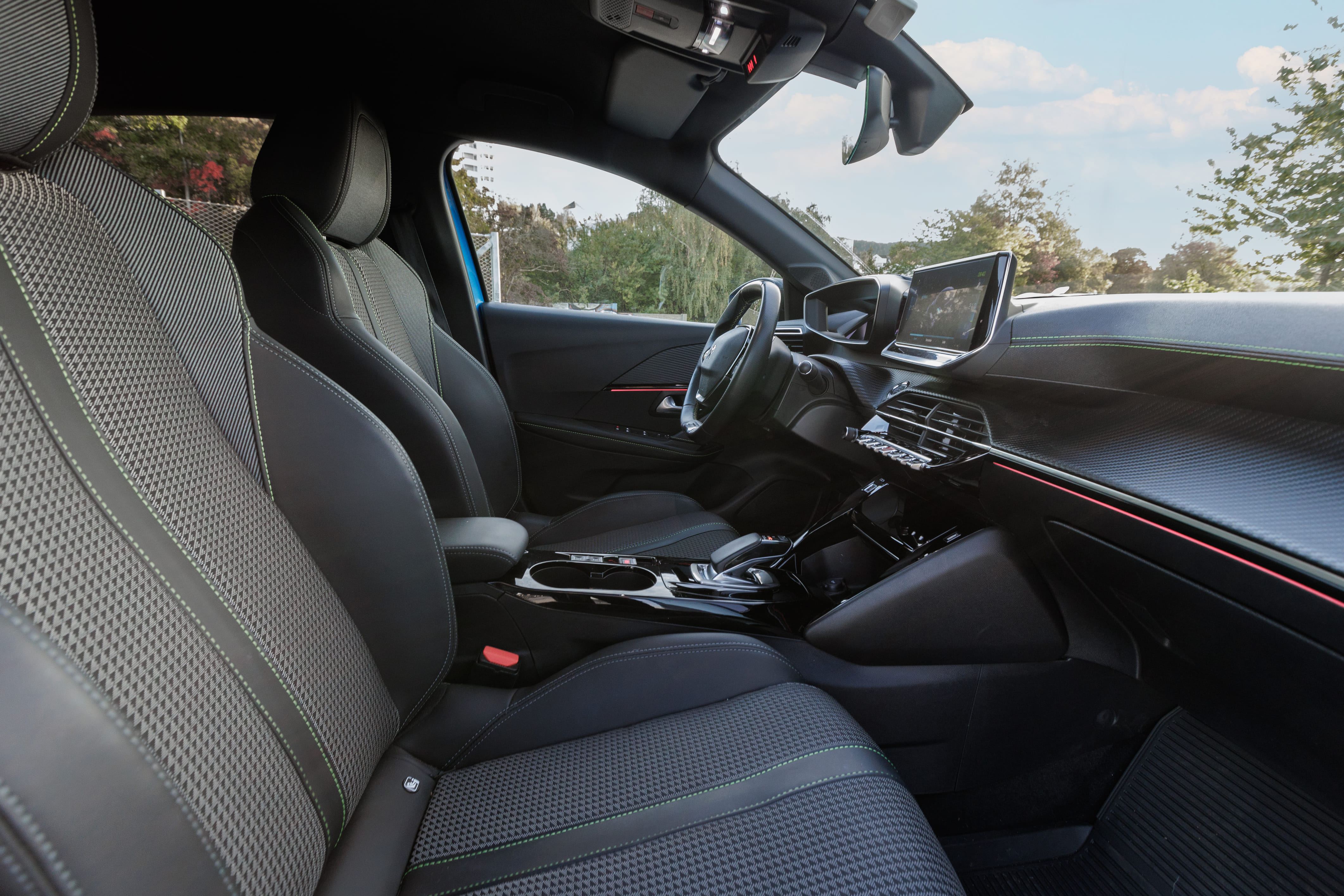 Peugeot e-208 GT med Apple CarPlay