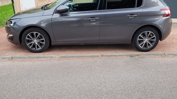 Peugeot 308 1.2l 110cv vignette crit'air 1 avec attelage avec Climatisation