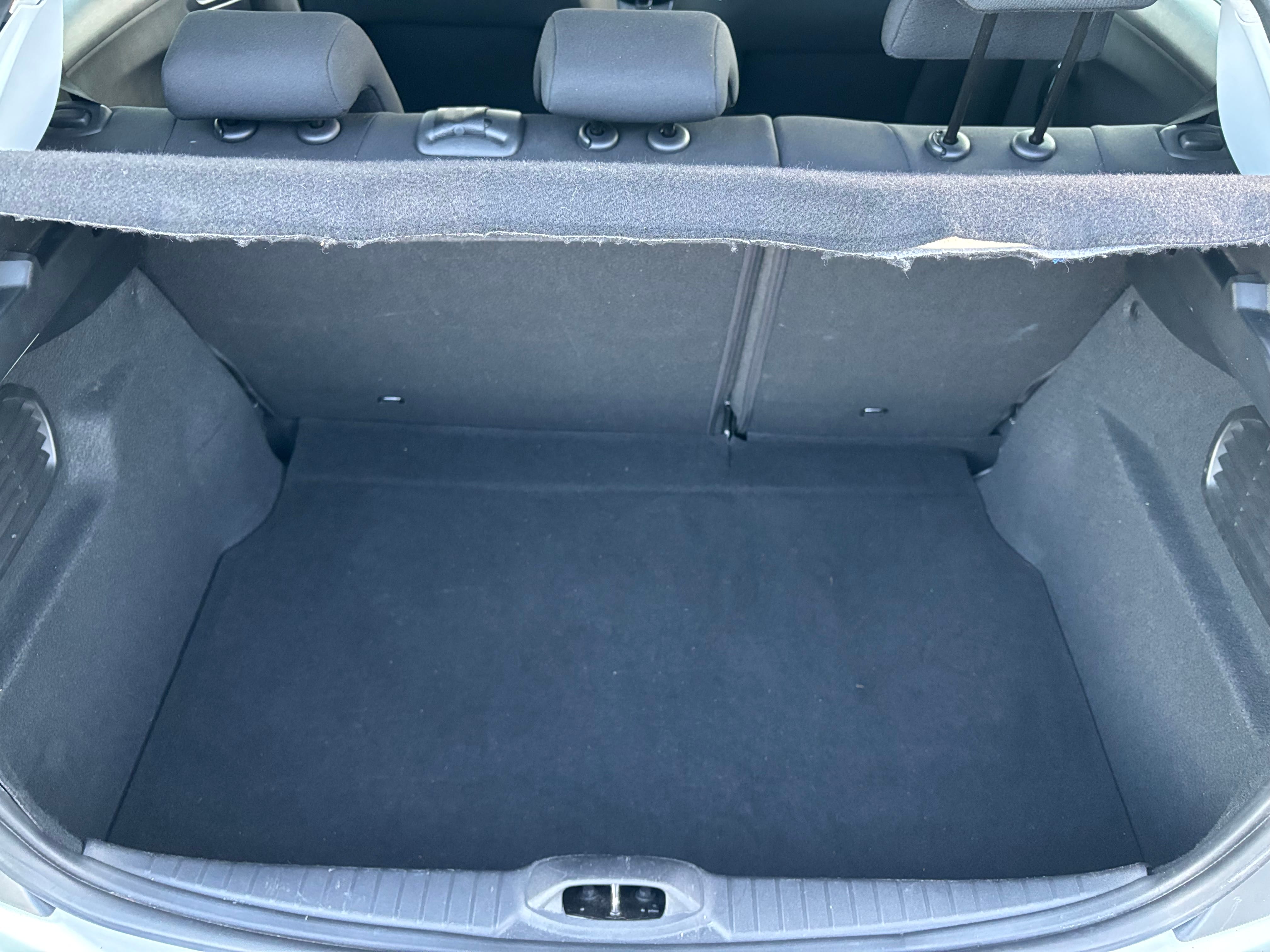 Peugeot 208 1,2 83 cv avec Pneus neige