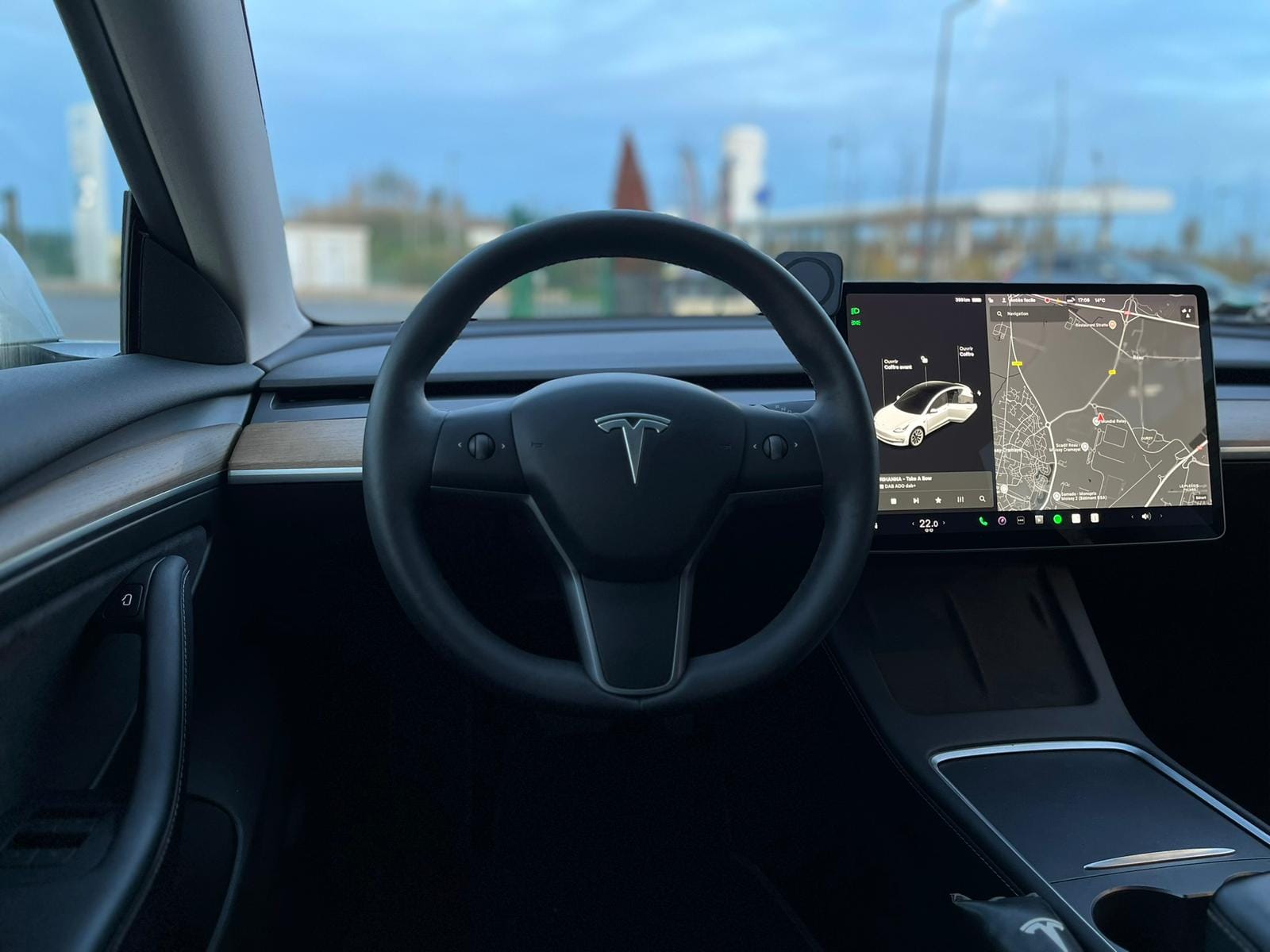 Tesla Model 3 Standard Range Plus – 100% électrique – Autopilot avec Audio Bluetooth
