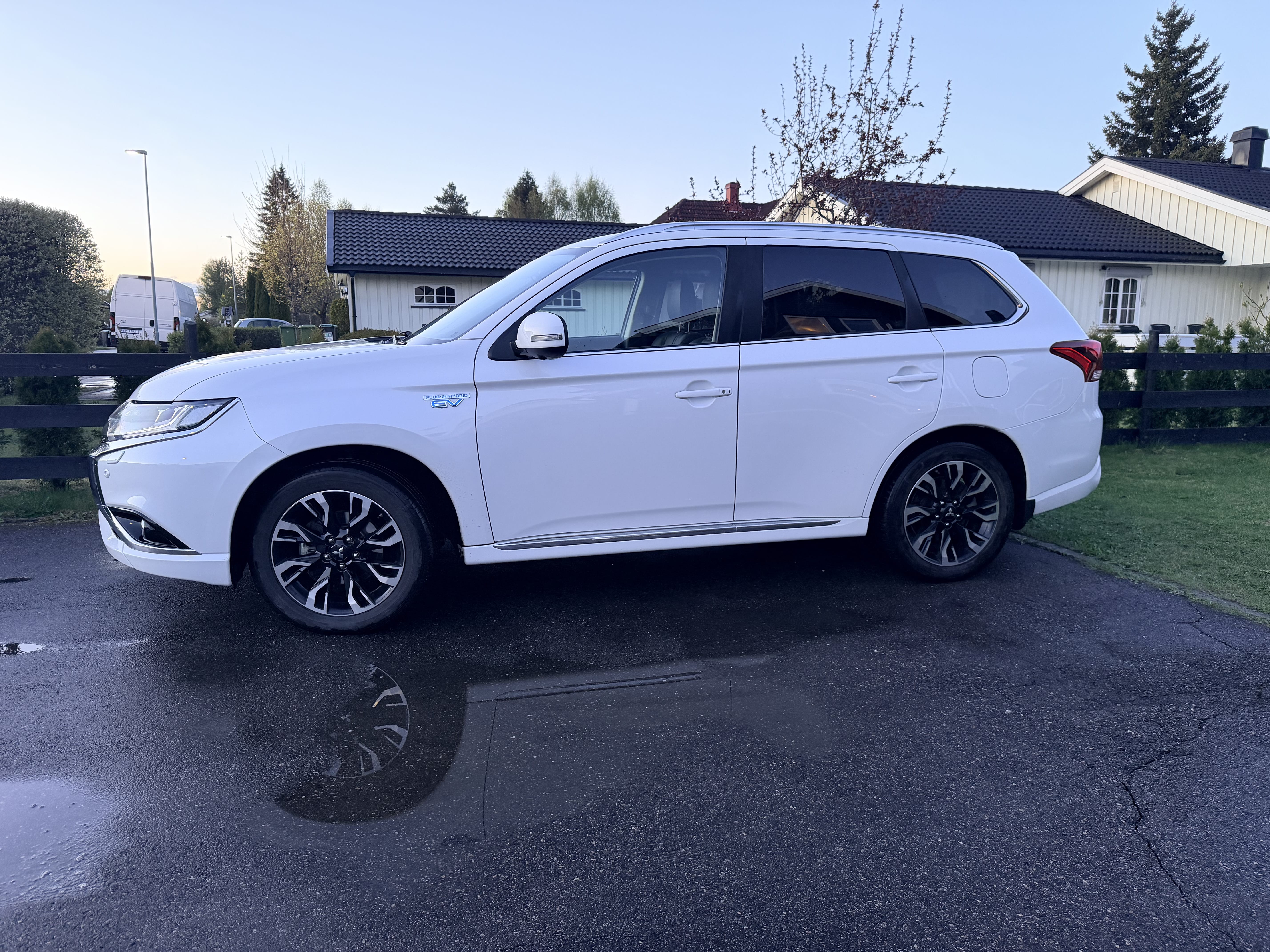 Mitsubishi Outlander PHEV MOTION with Air conditioning