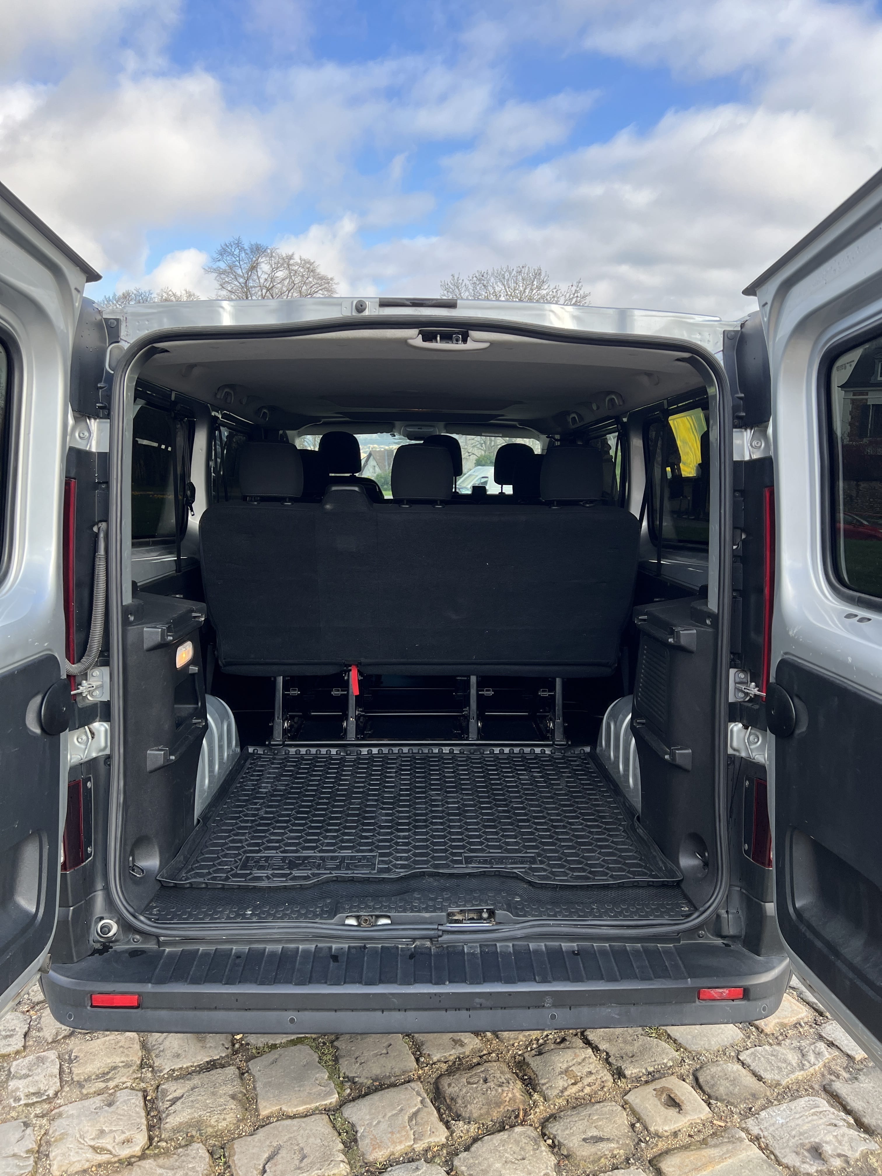 Opel Vivaro Combi avec Chaines