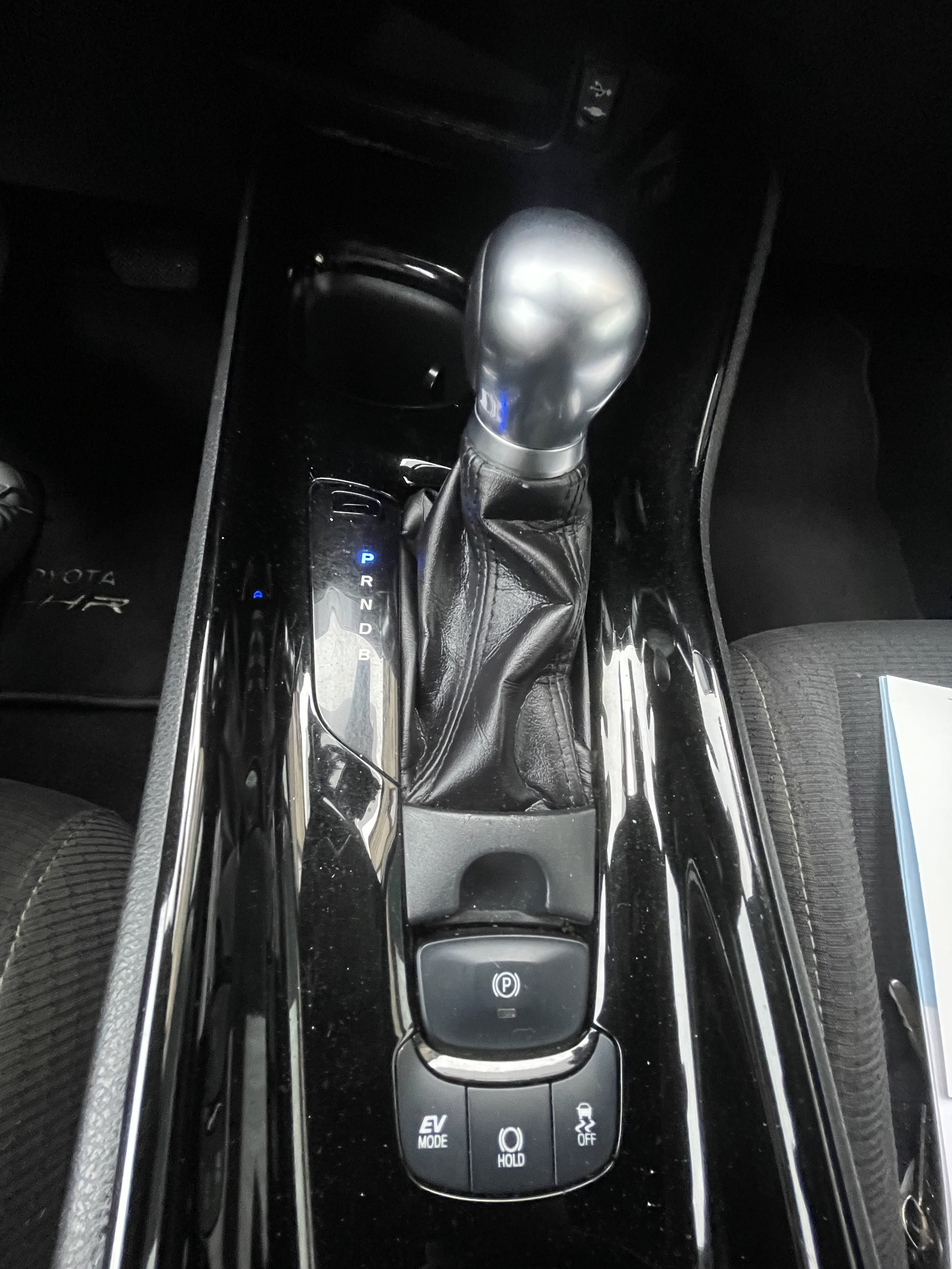 Toyota C-HR SUV 1.8i hybride avec Audio Bluetooth
