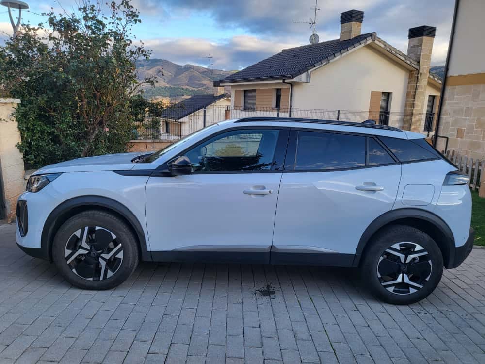 Peugeot 2008, 2025, Gasolina 95 / Eléctrico (híbrido), Automático