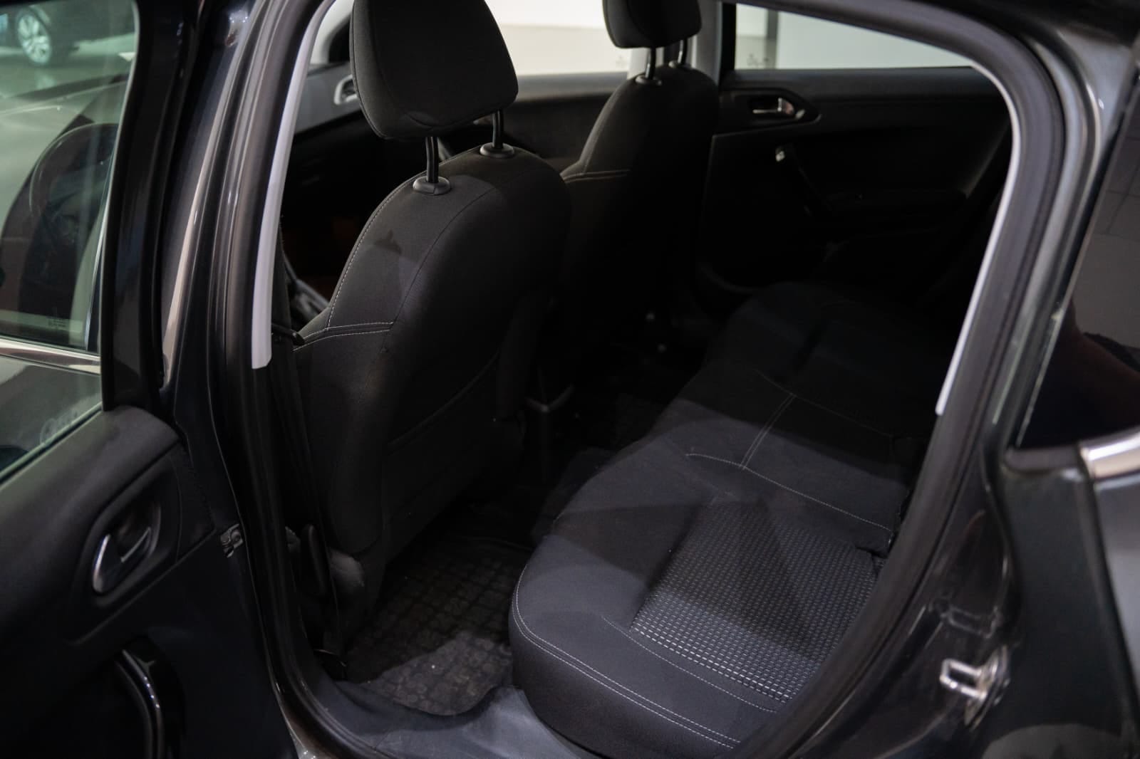 Peugeot 208 con Aire acondicionado