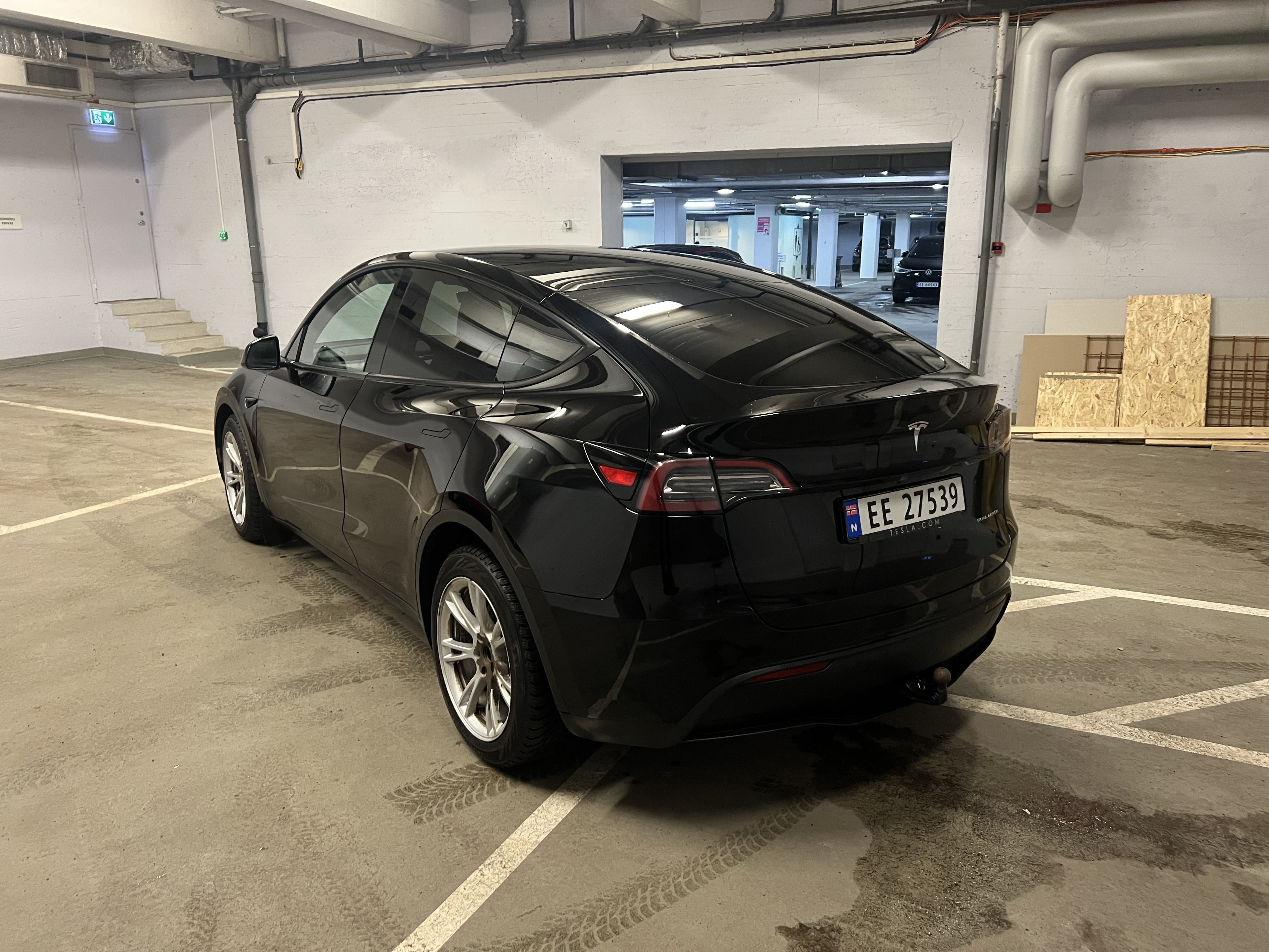 Tesla Model Y med GPS