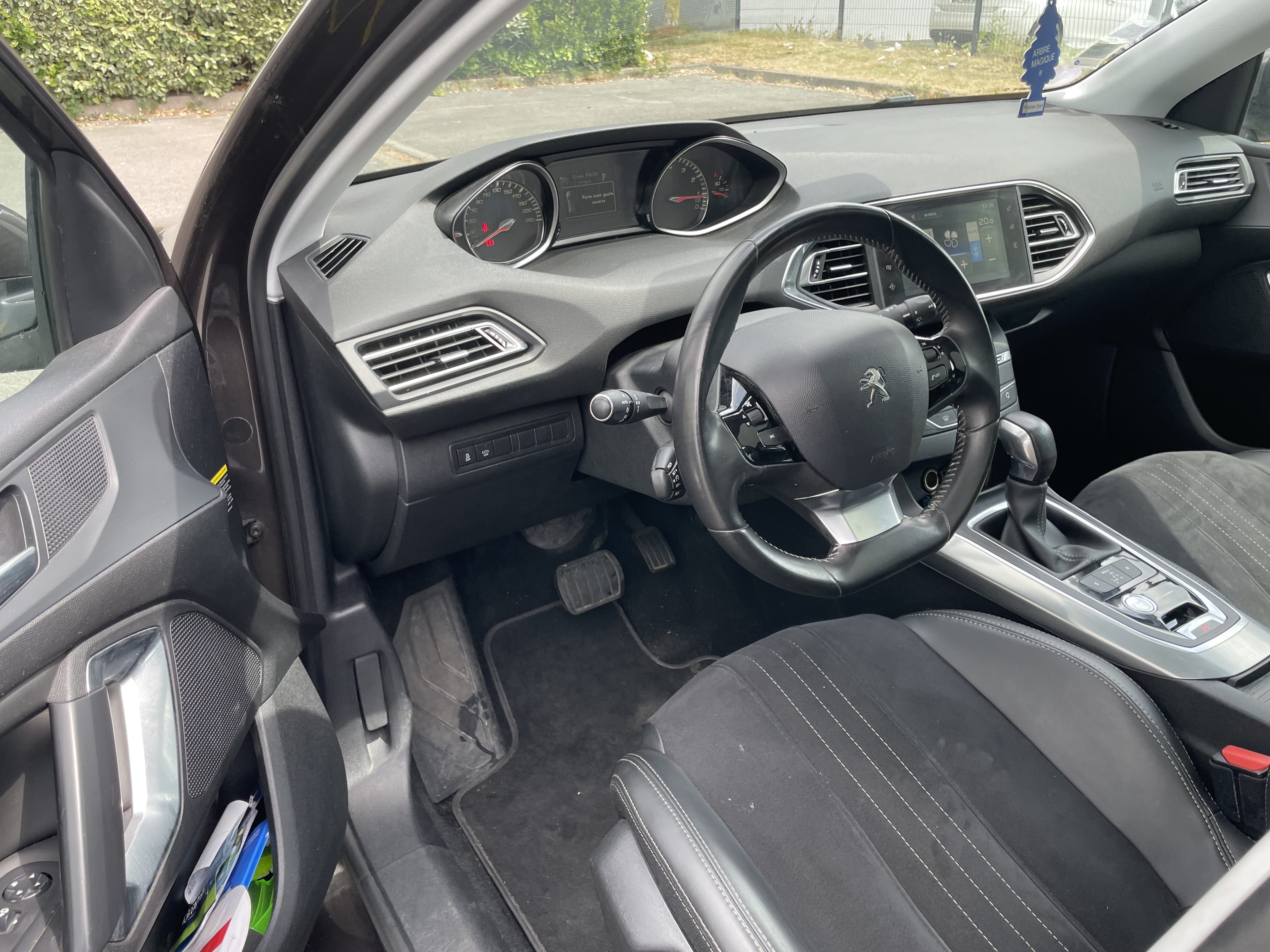 Peugeot 308 130ch EAT6 Féline avec Audio Bluetooth