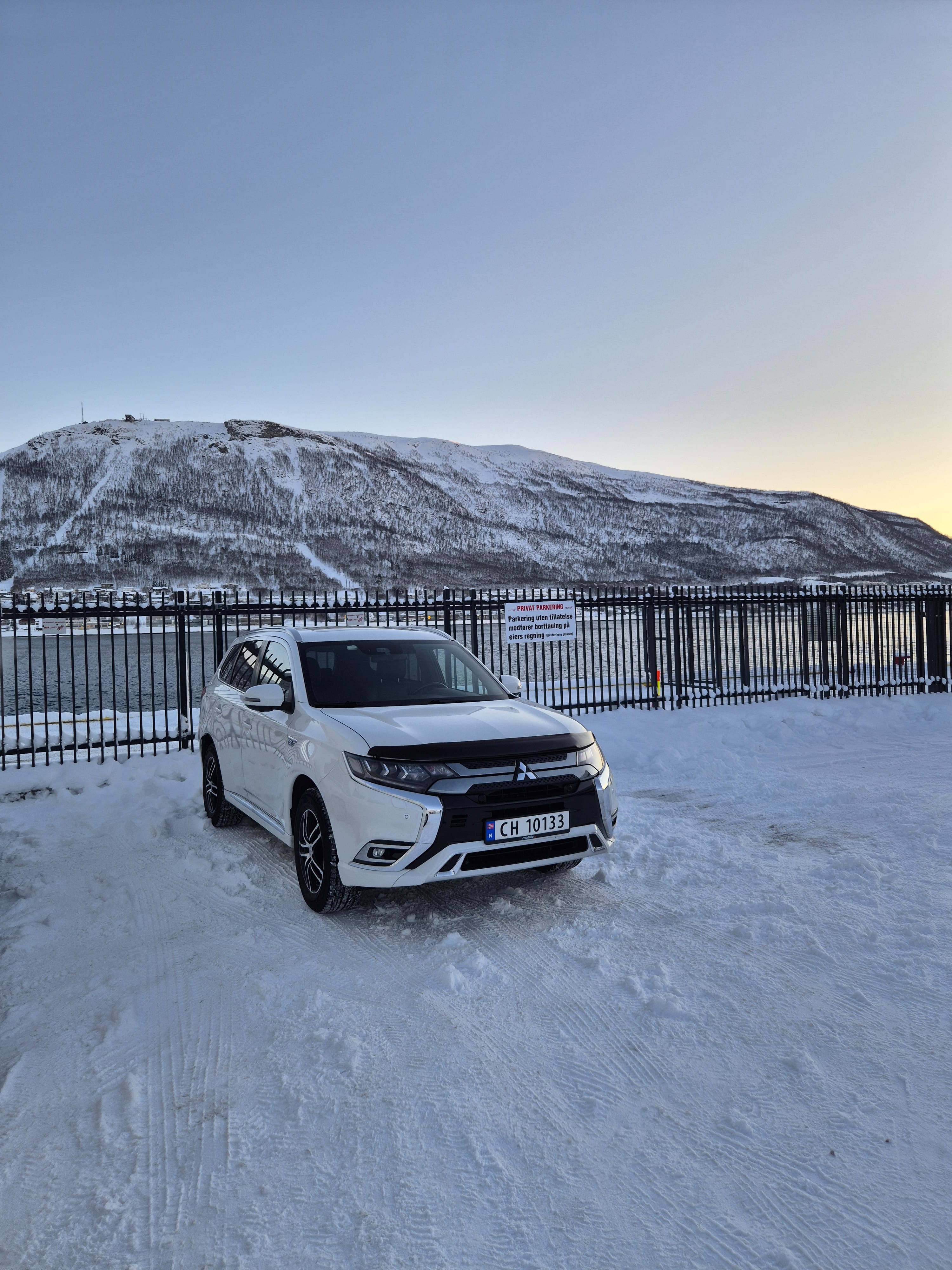 Mitsubishi Outlander Hybrid 2.4L 4x4, Free reserved city parking met Dissel