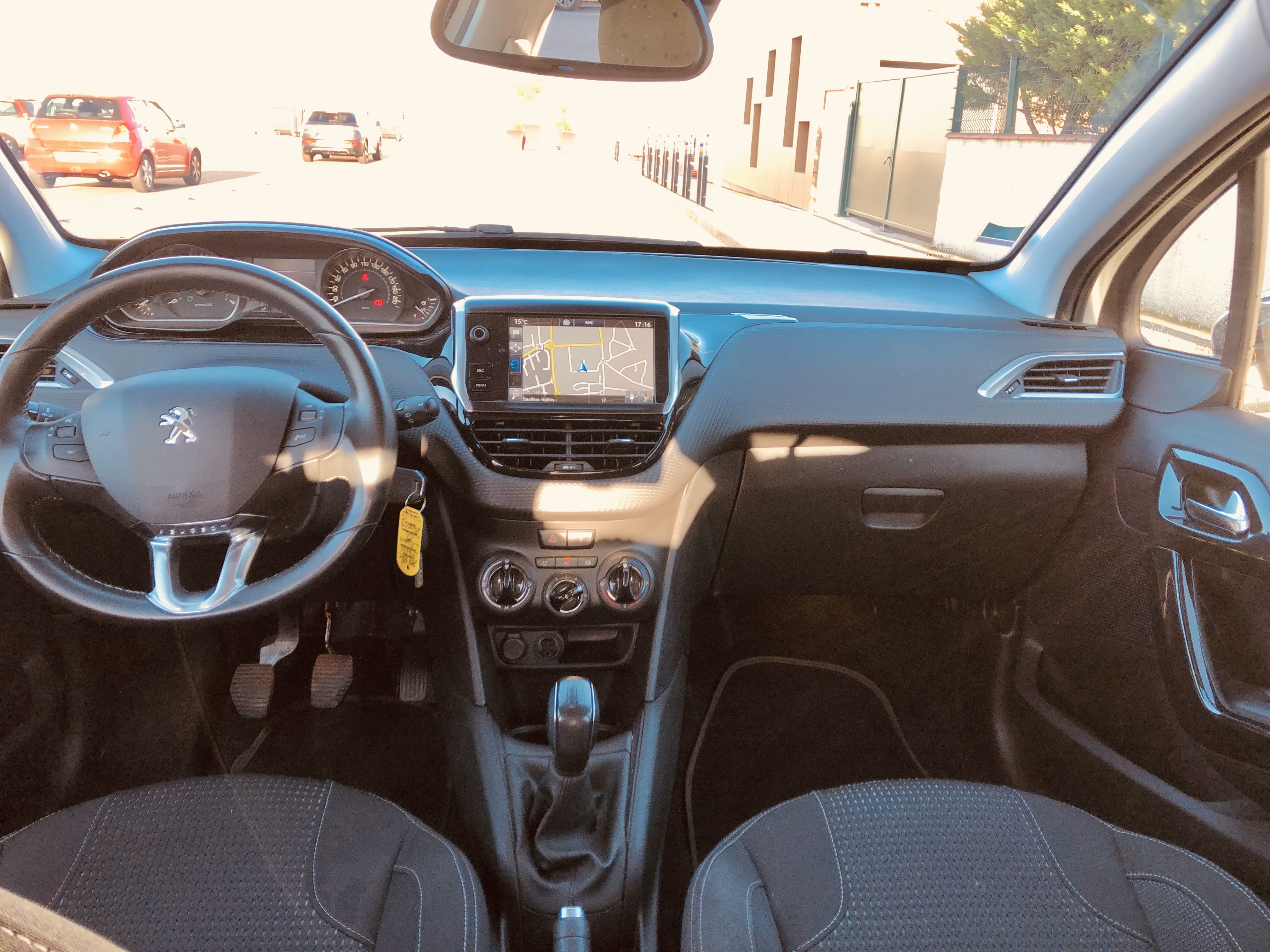 Peugeot 208 avec GPS