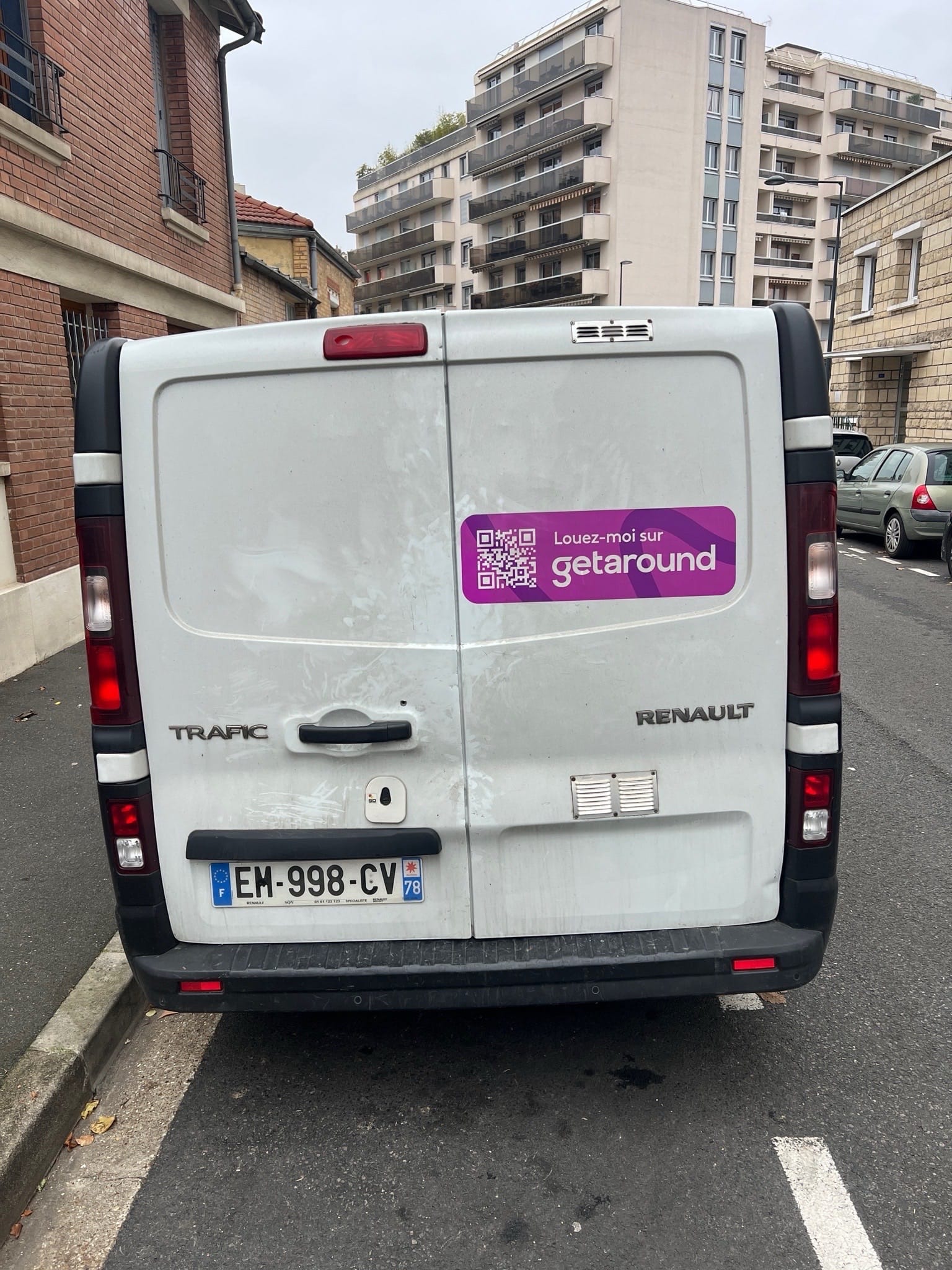 Renault Trafic - Stationnement Gratuit - EM998 avec Audio Bluetooth