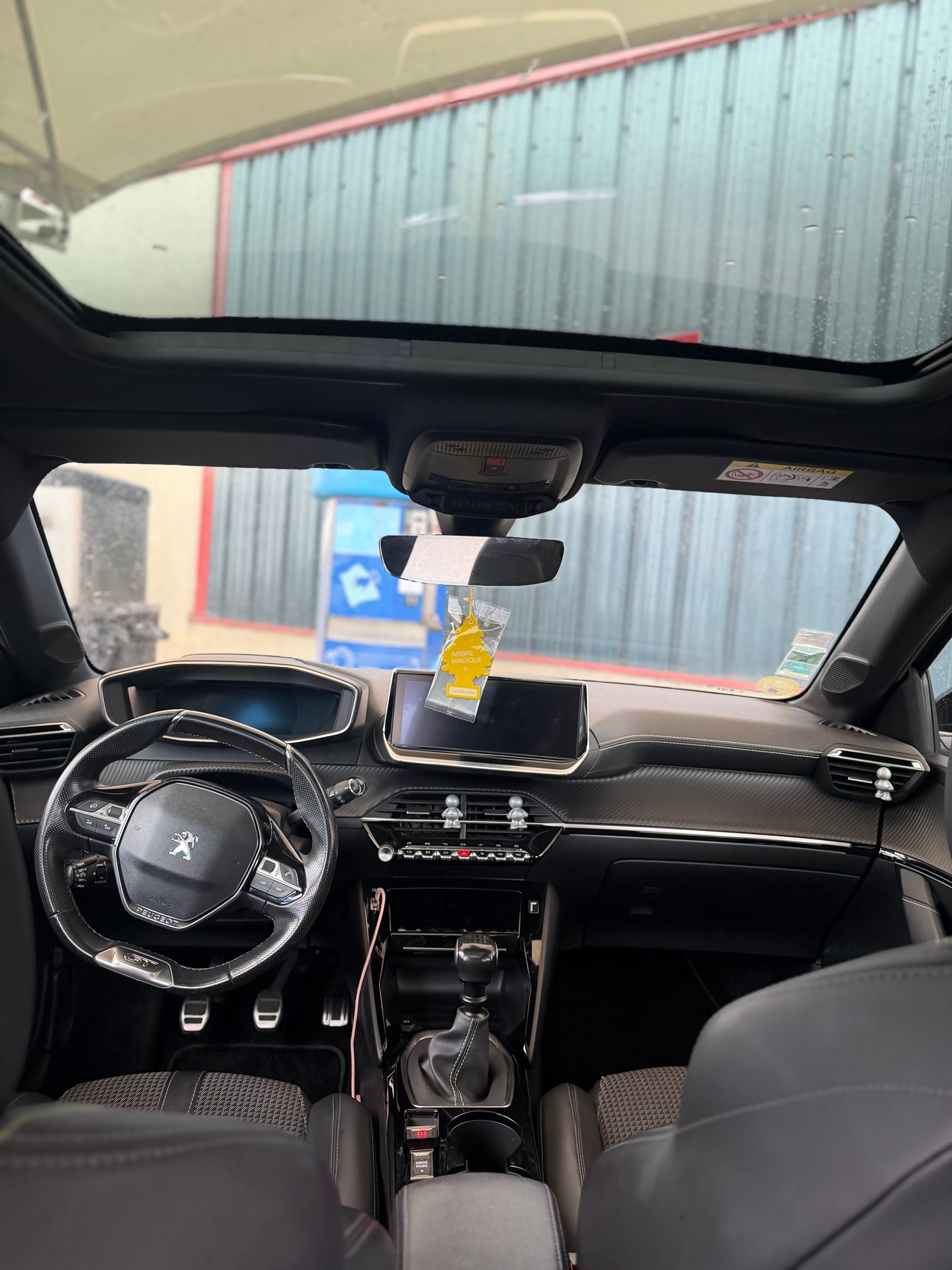 Peugeot 208 avec GPS
