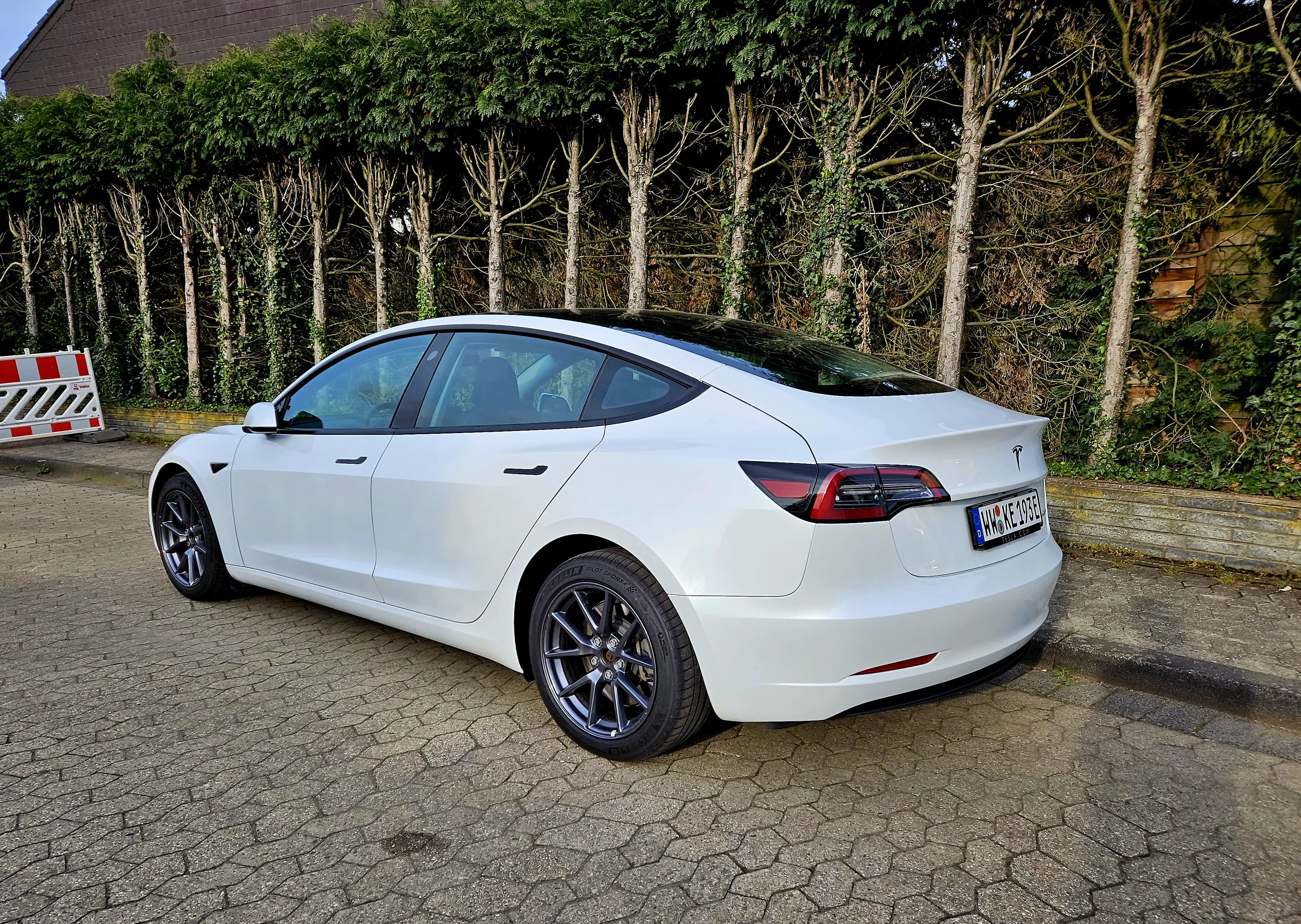 Tesla Model 3 Long Range mit Navigationsgerät