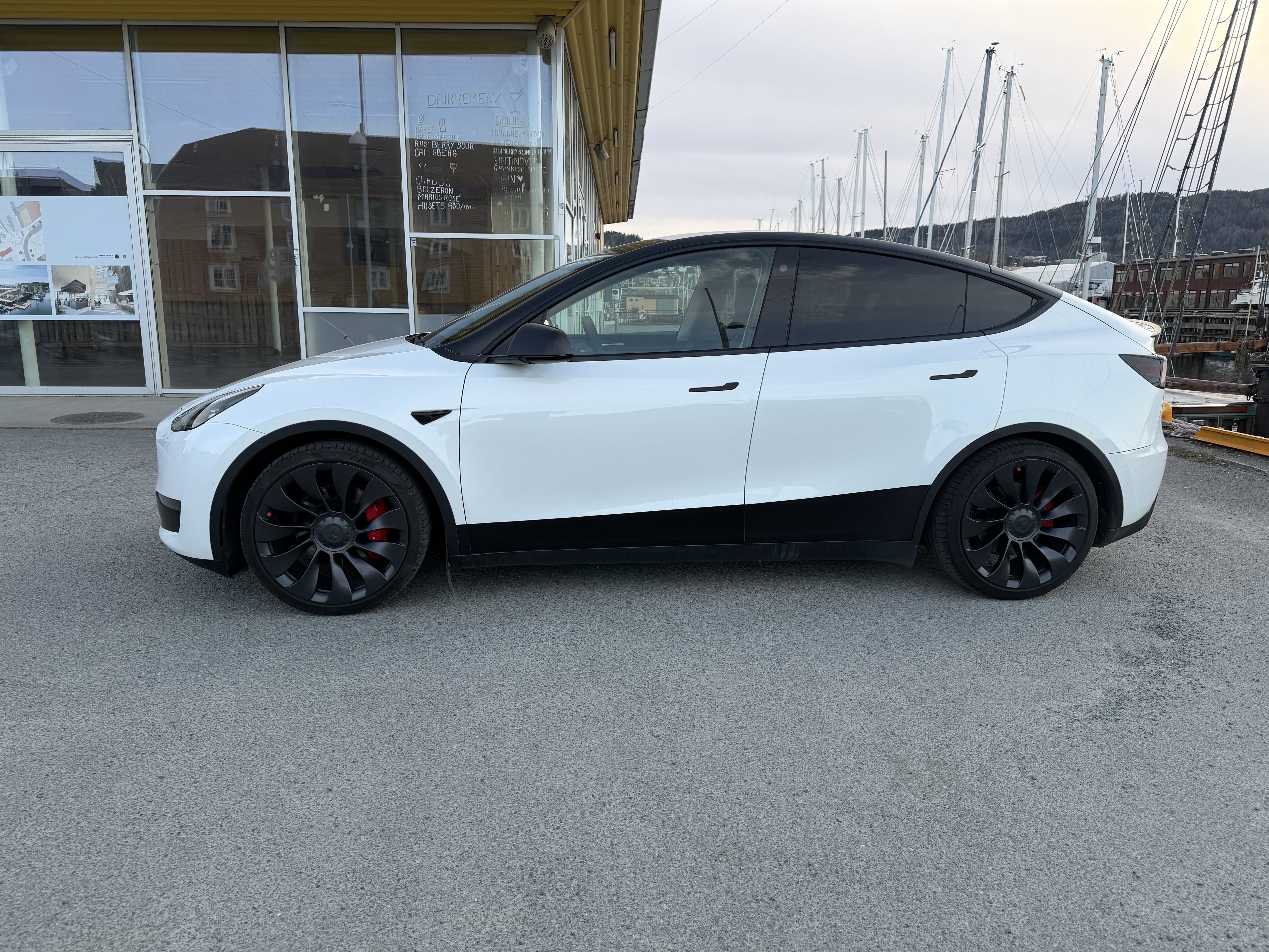 Tesla Model Y Performance med Aircondition