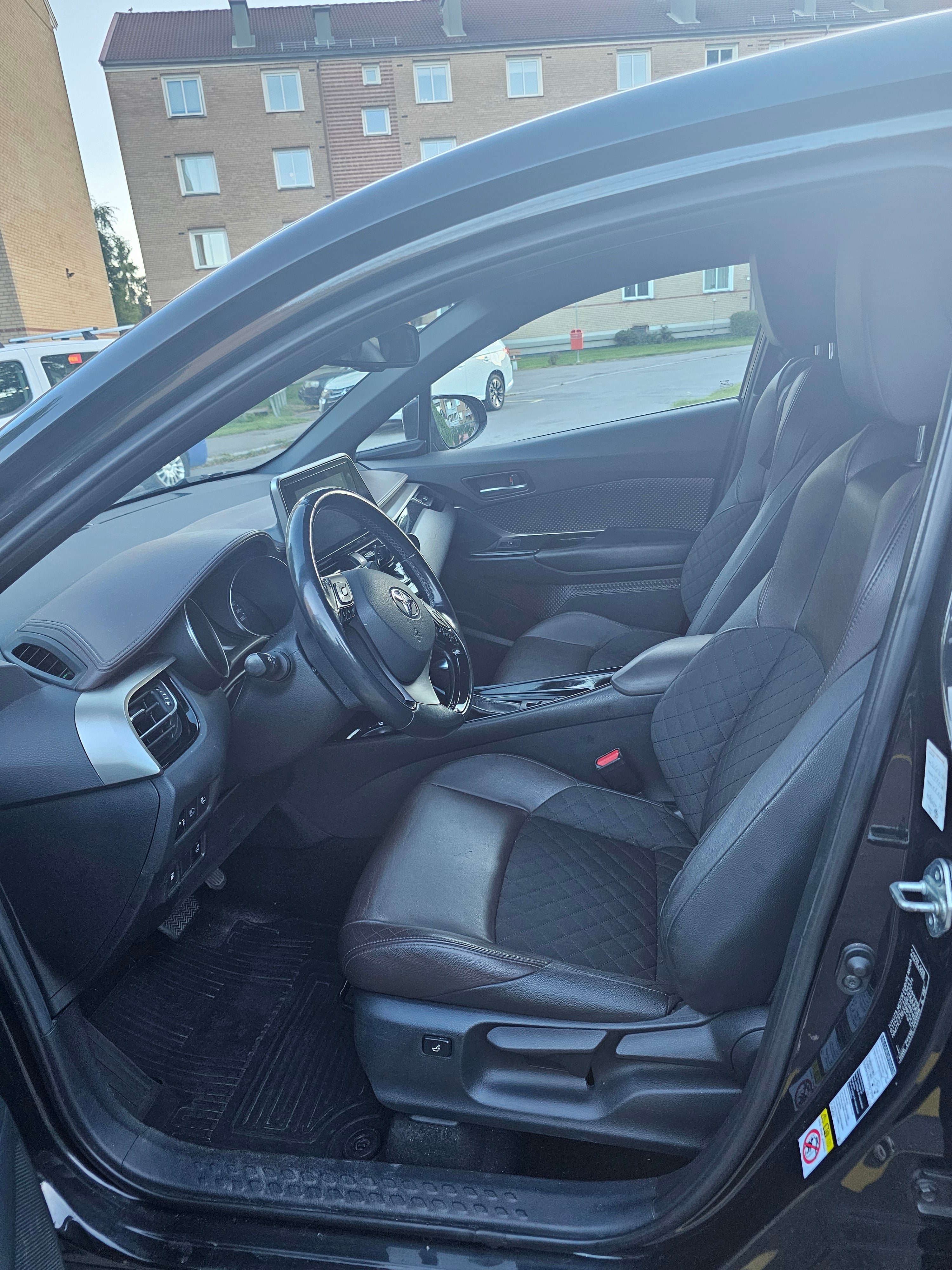 Toyota C-HR Hybrid med Babysete