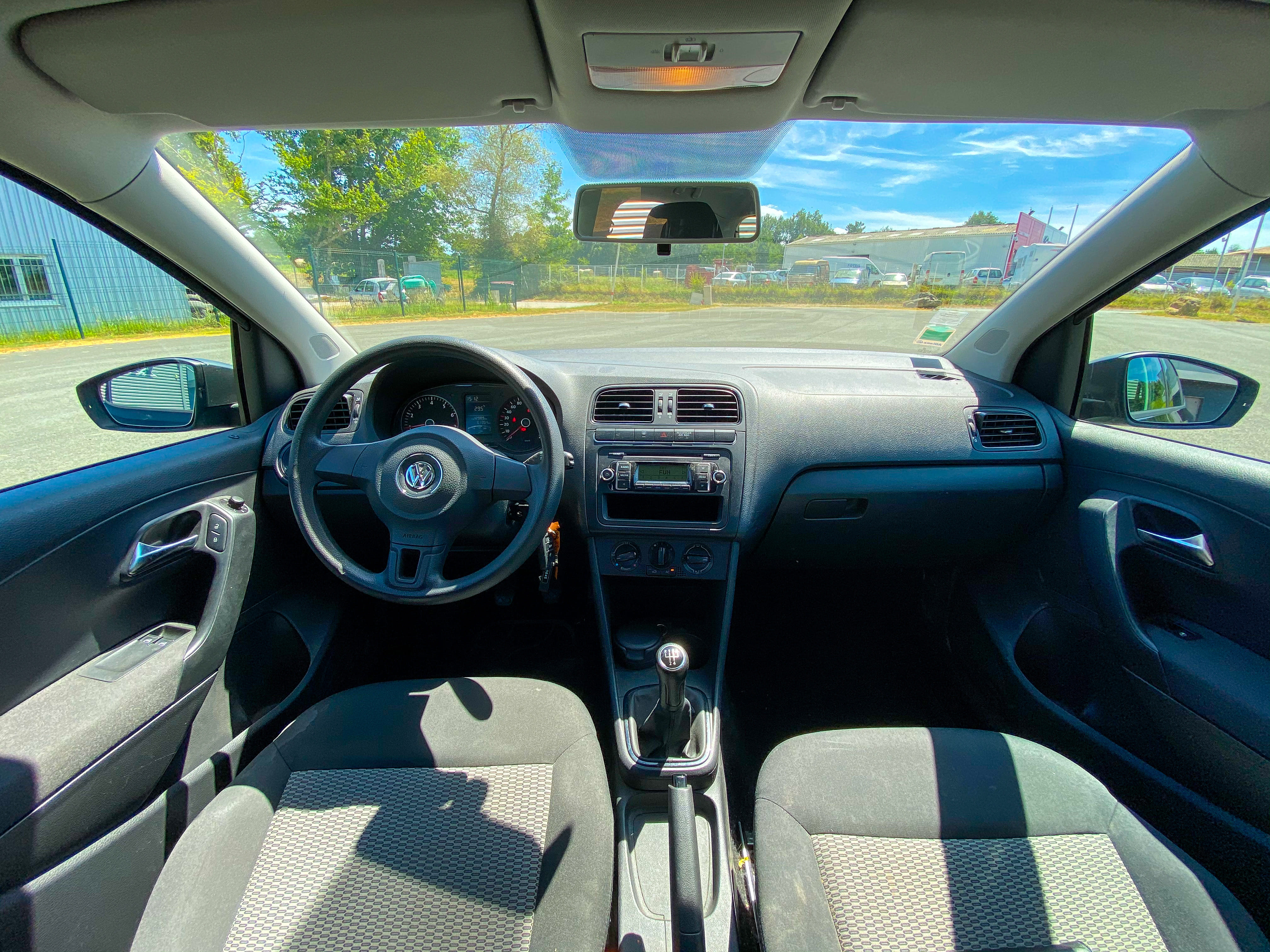 Volkswagen Polo  Louez la Volkswagen Polo Essence – Confort, Économie et Polyvalence !