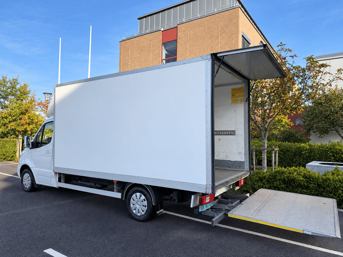 Mercedes-Benz Sprinter Cargo 3500 19m3 skap og lift med Aircondition