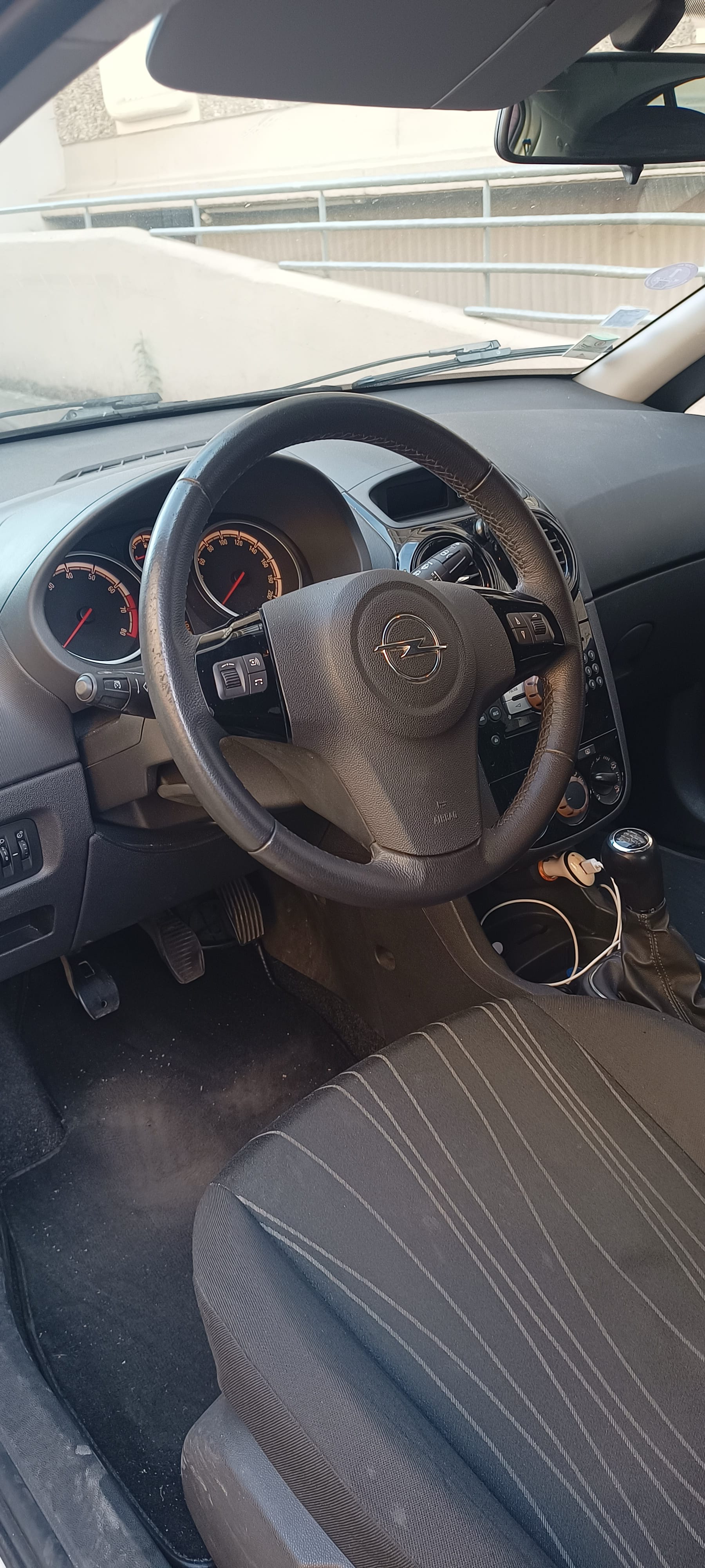 Opel Corsa avec Entrée audio / iPod