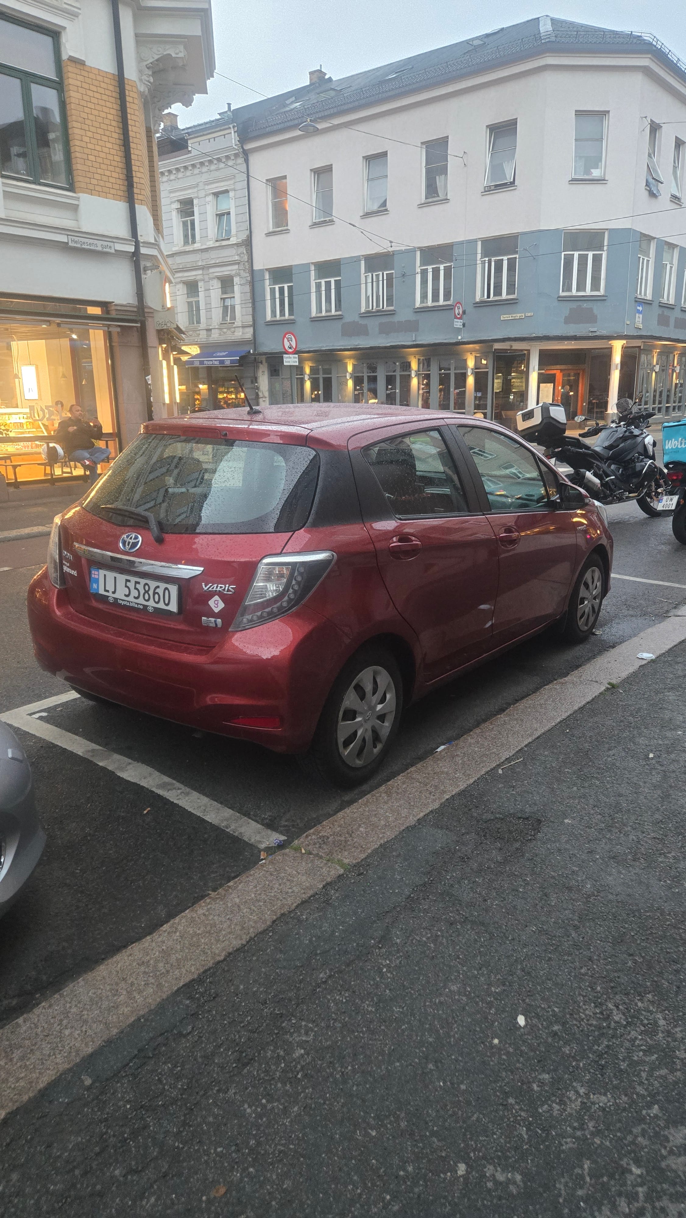 Toyota Yaris Hybrid 1,5 Bensin, Automat inkl. BEBOERKORT SONE parkering med Bluetooth audio