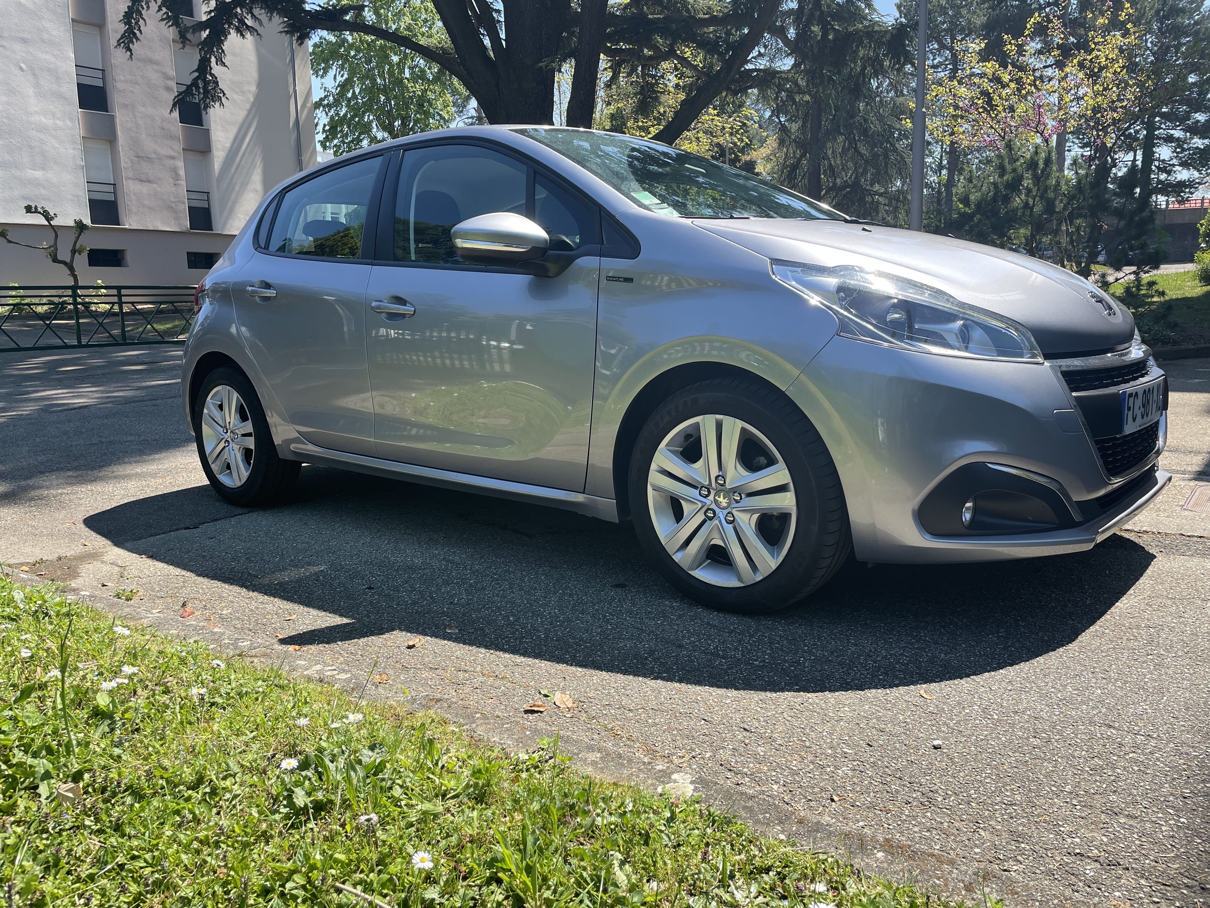 Peugeot 208 FC981XL avec Climatisation