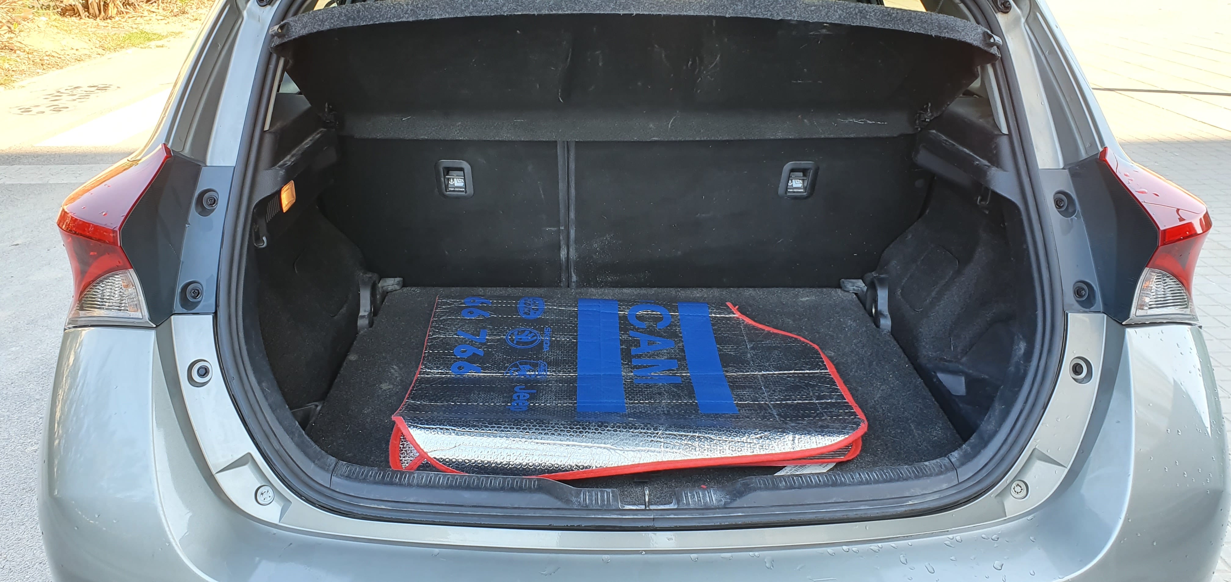 Toyota Auris Hybrid (Automático) con Silla infantil