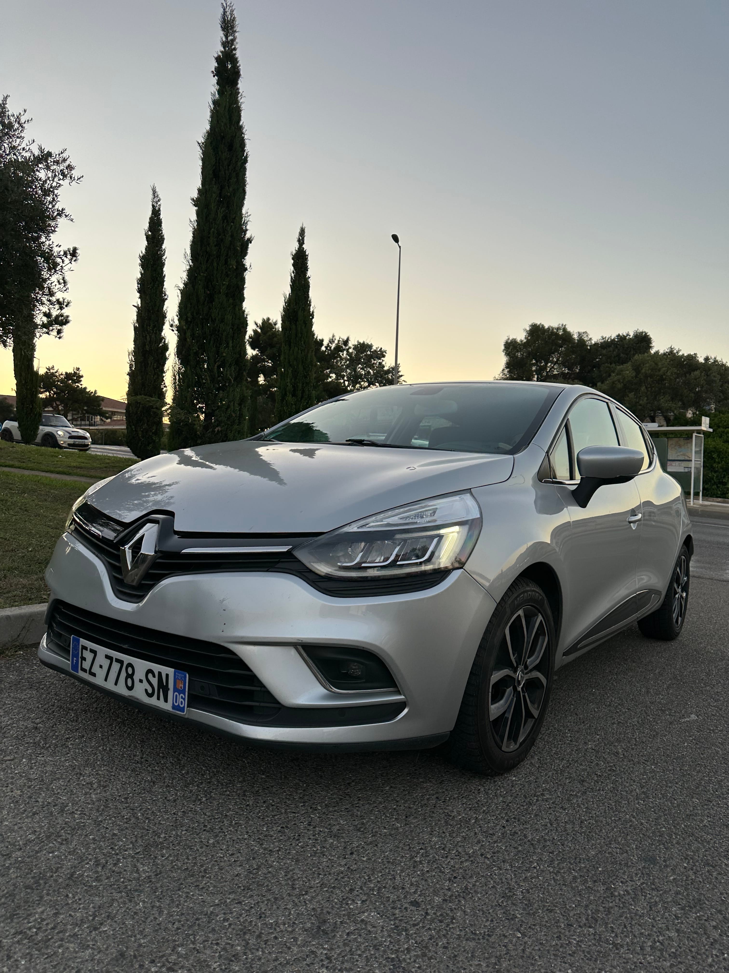 Renault Clio Renault Clio Diesel Grise – Économique, Confortable et Facile à Garer avec Régulateur de vitesse