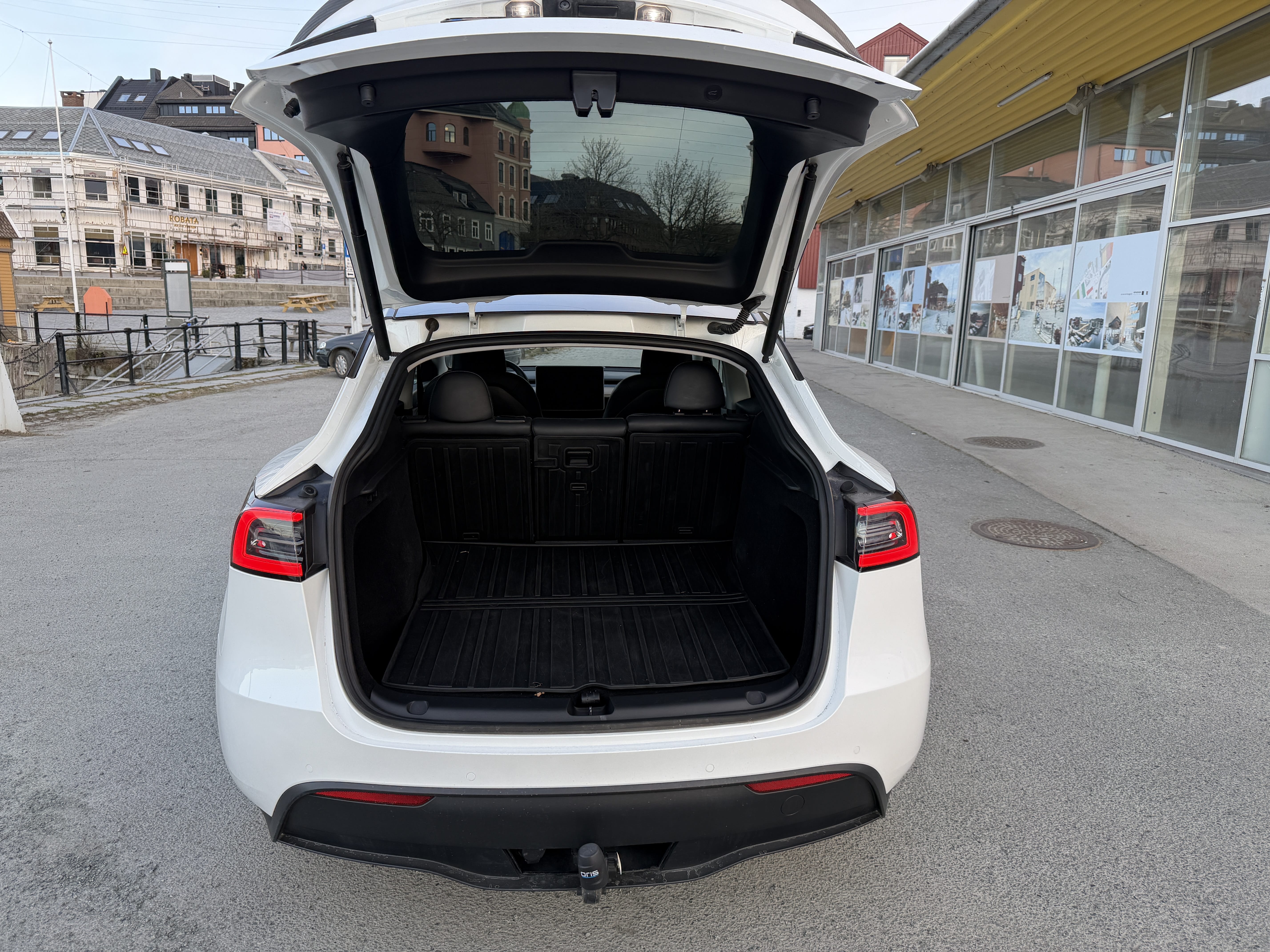 Tesla Model Y Performance med Dashcam