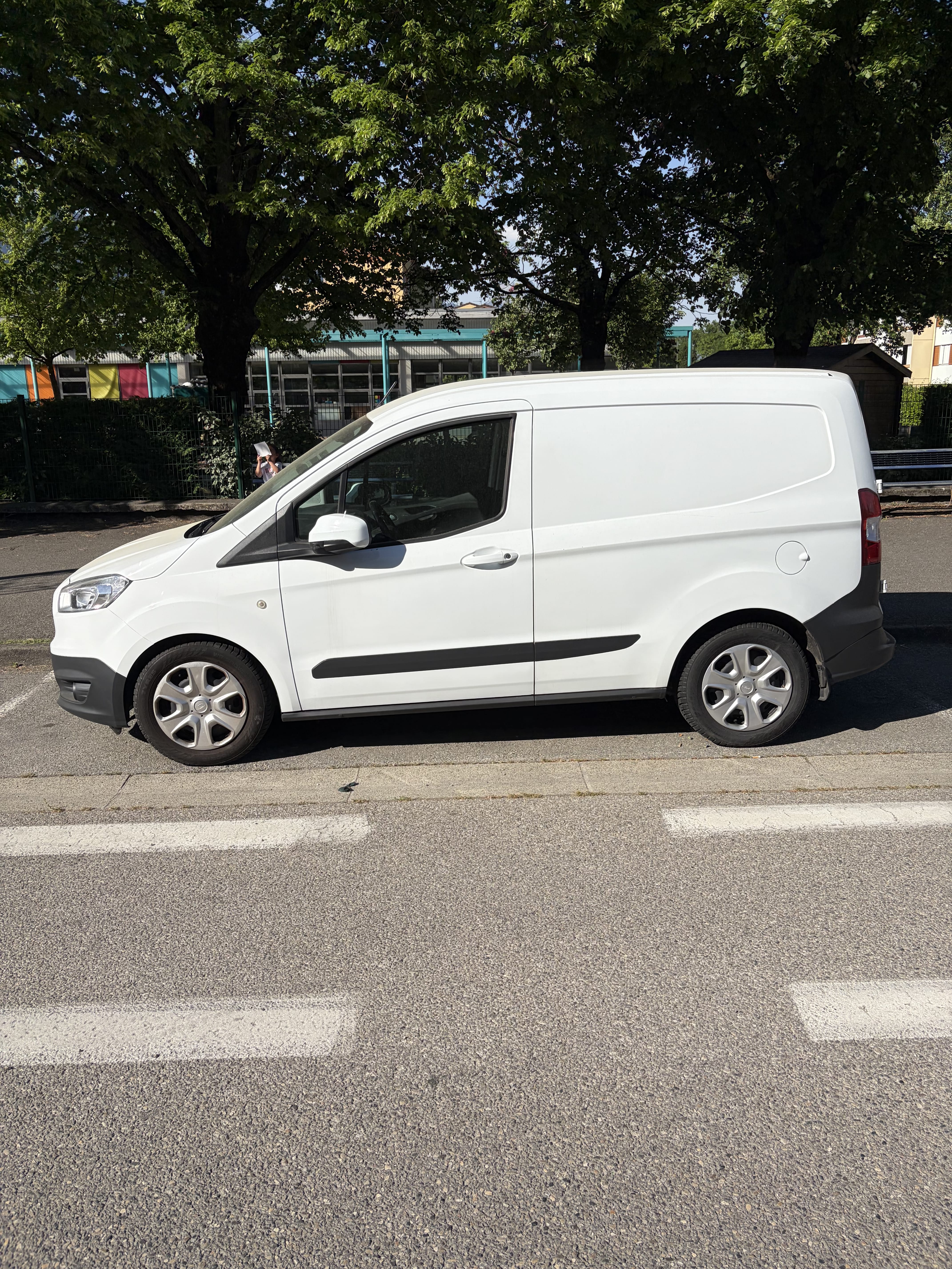 Ford Transit Courier Fourgon avec Climatisation