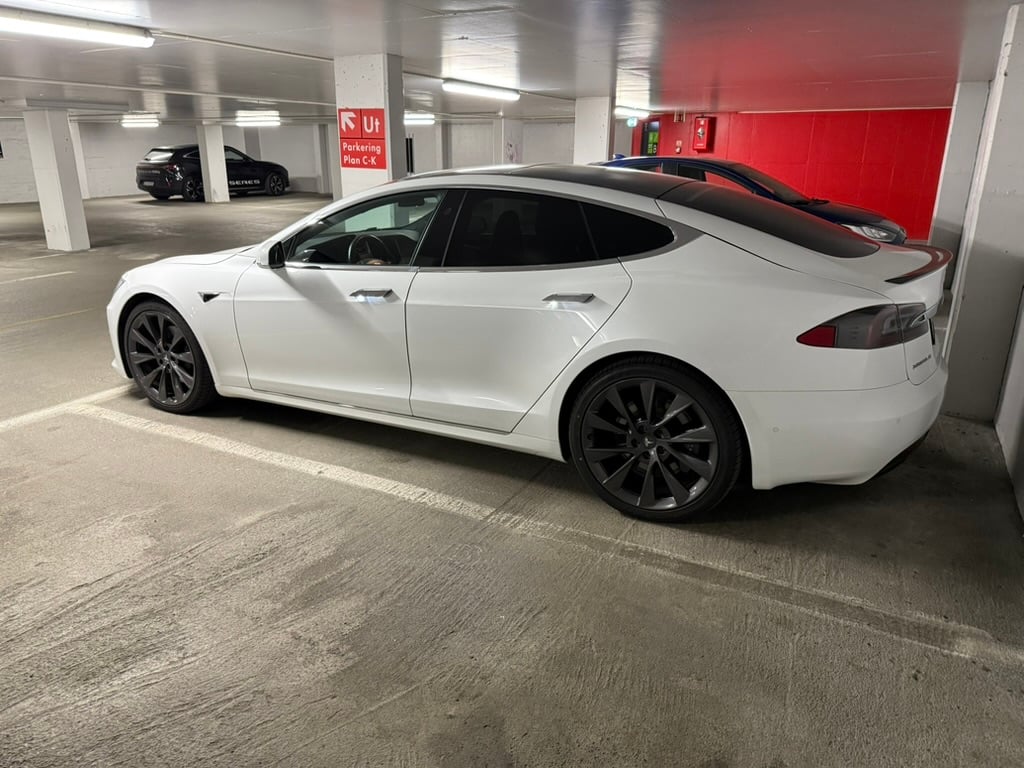 Tesla Model S med Bluetooth audio