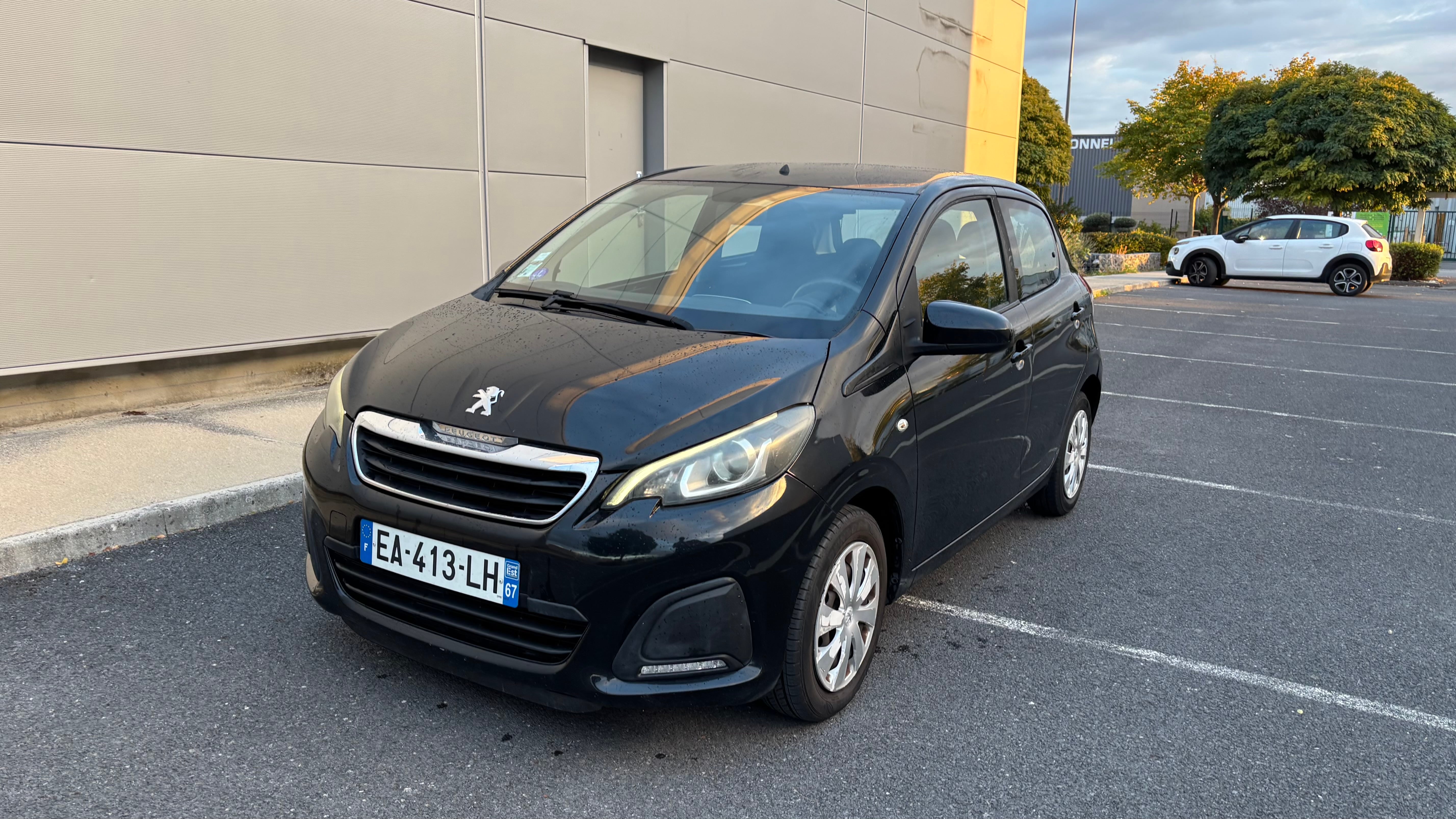 Peugeot 108 dans le parking gare centre Reims, 2016, Essence 98