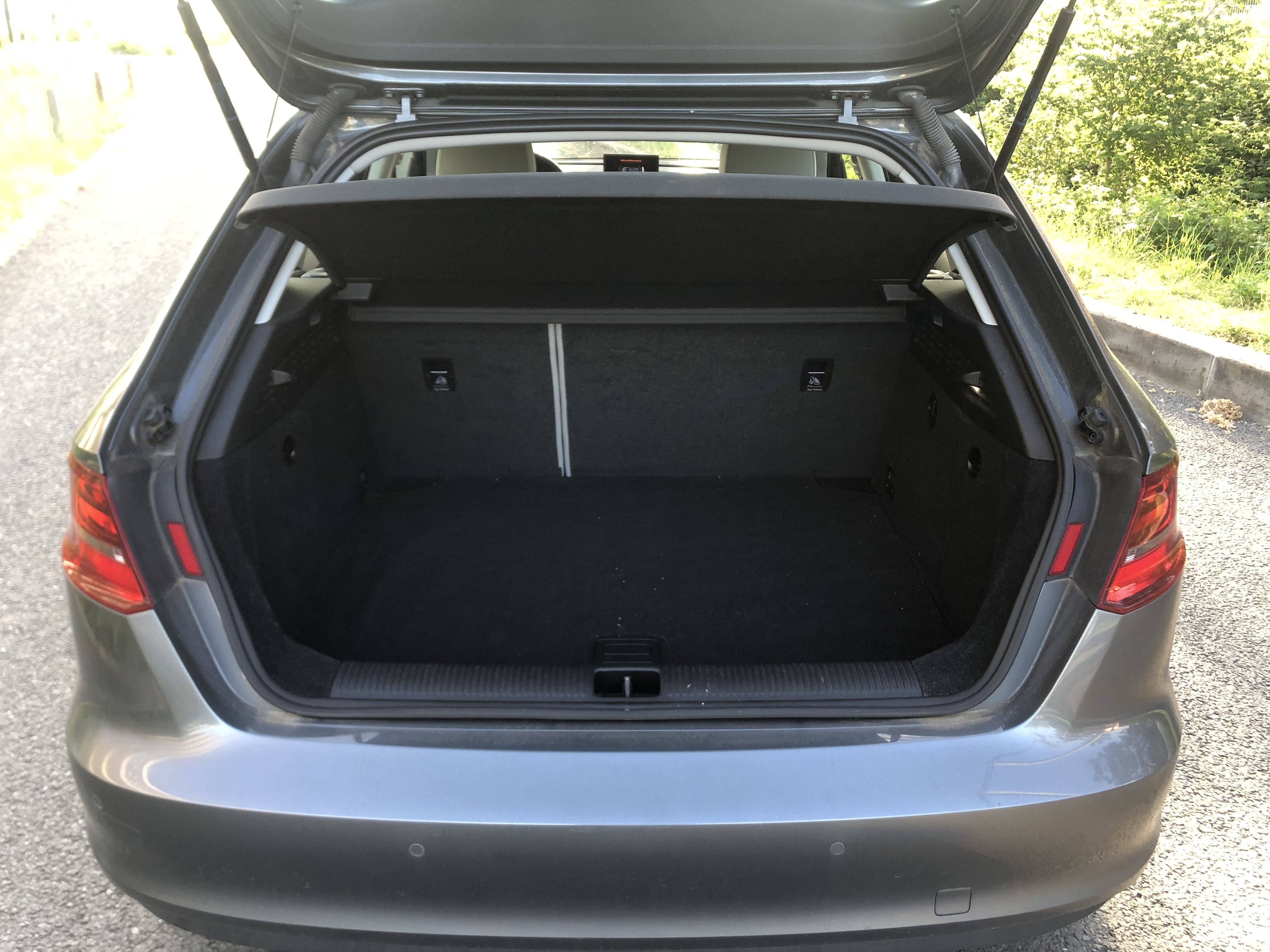 Audi A3 Sportback  Louez l’Audi A3 TDI – Sportivité, Confort & Économie à Bordeaux !