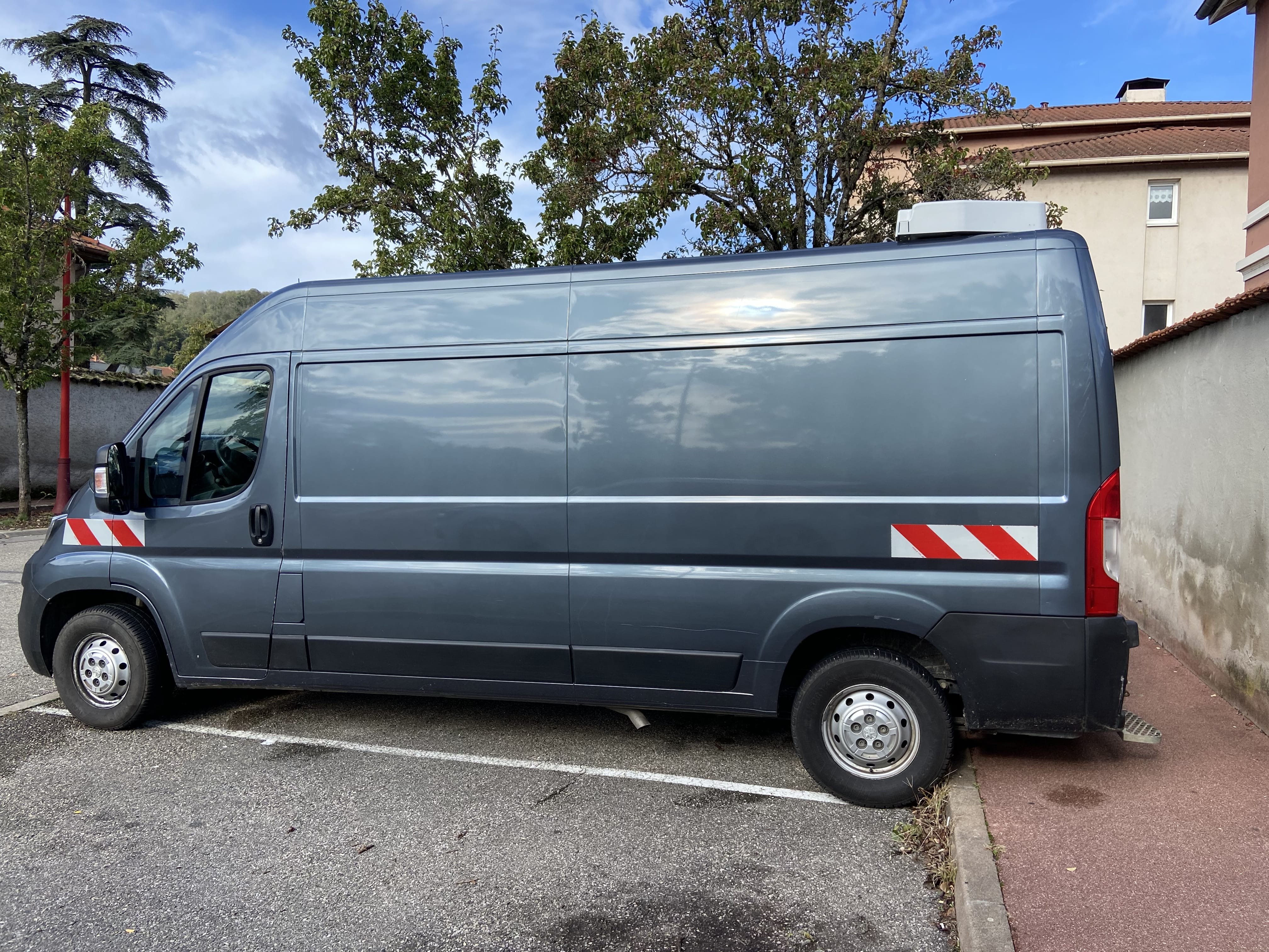 Peugeot Boxer mit Navigationsgerät