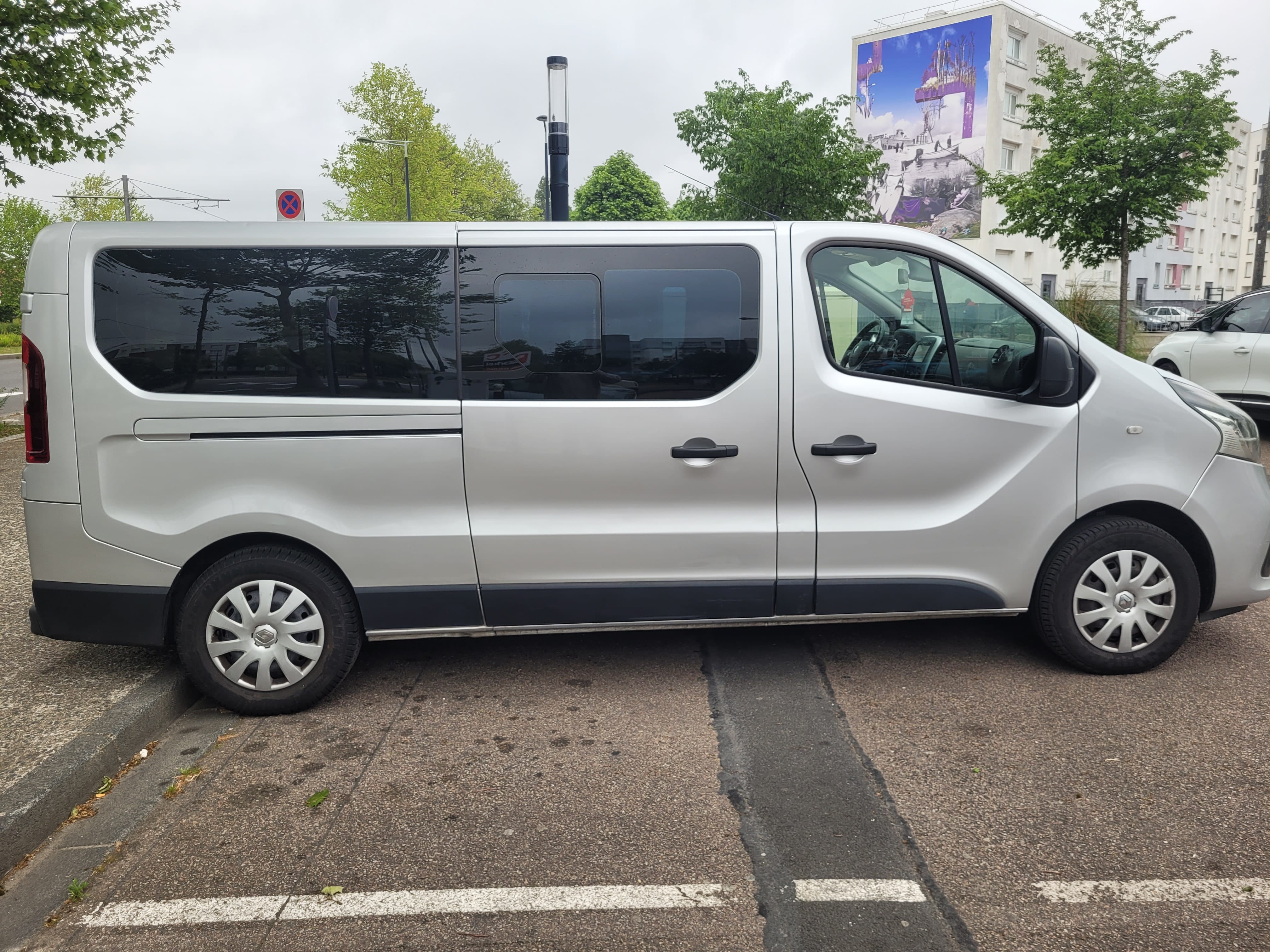 Renault Trafic Passenger mit Navigationsgerät