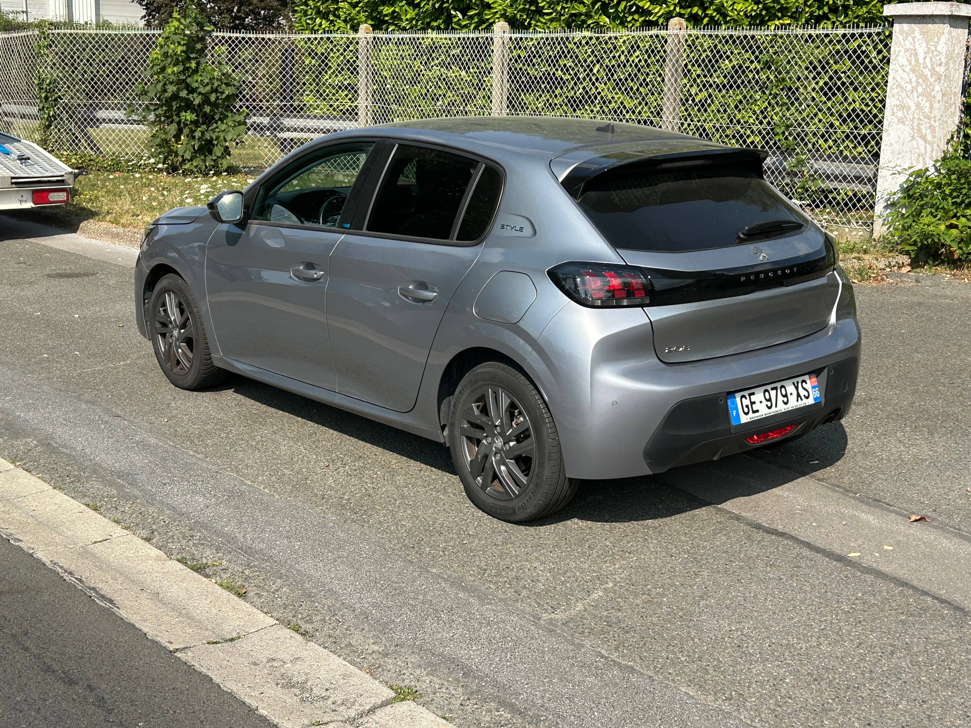 Peugeot 208 Boite Auto. with Backup camera
