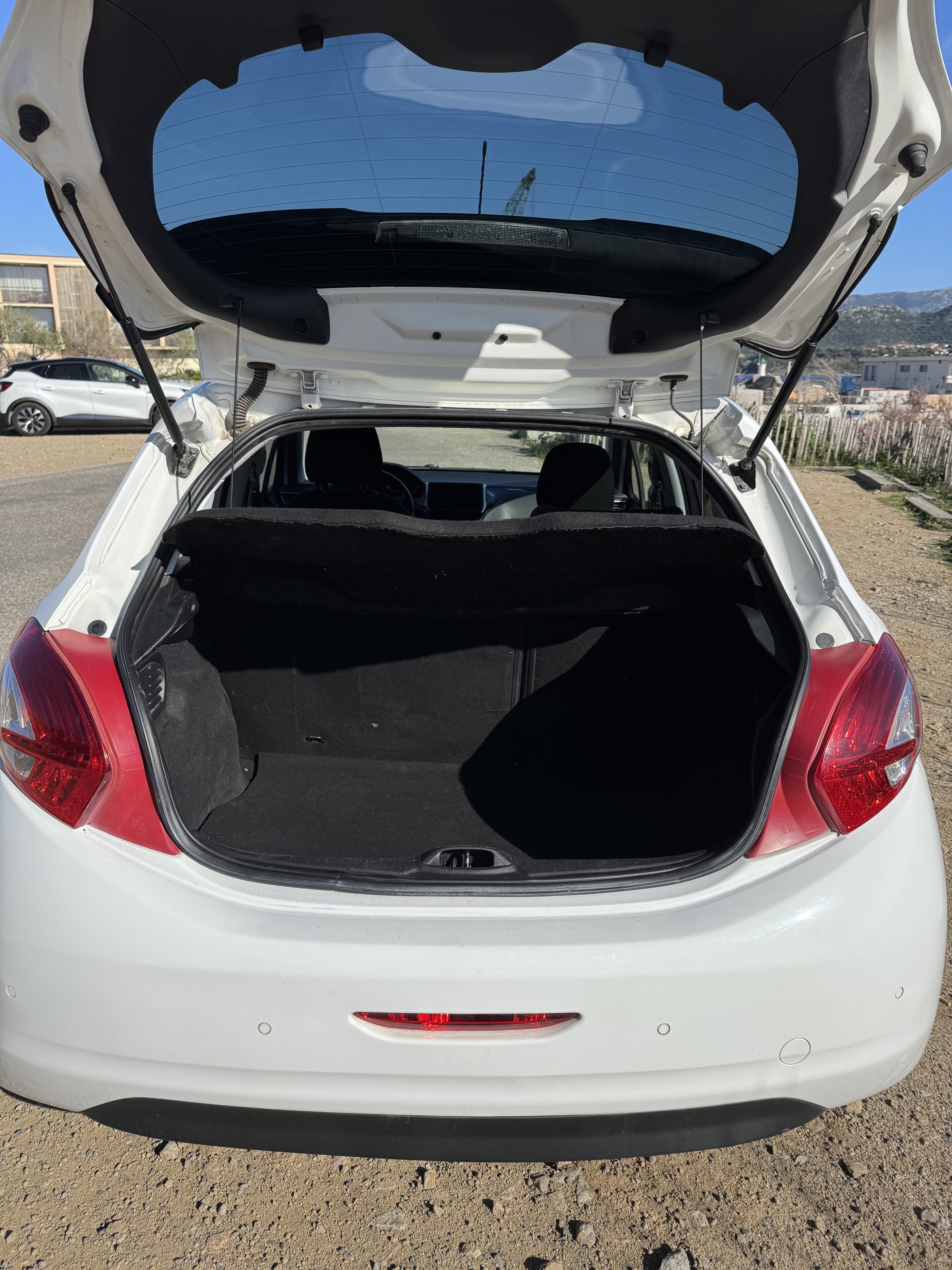 Peugeot 208 avec Autoradio