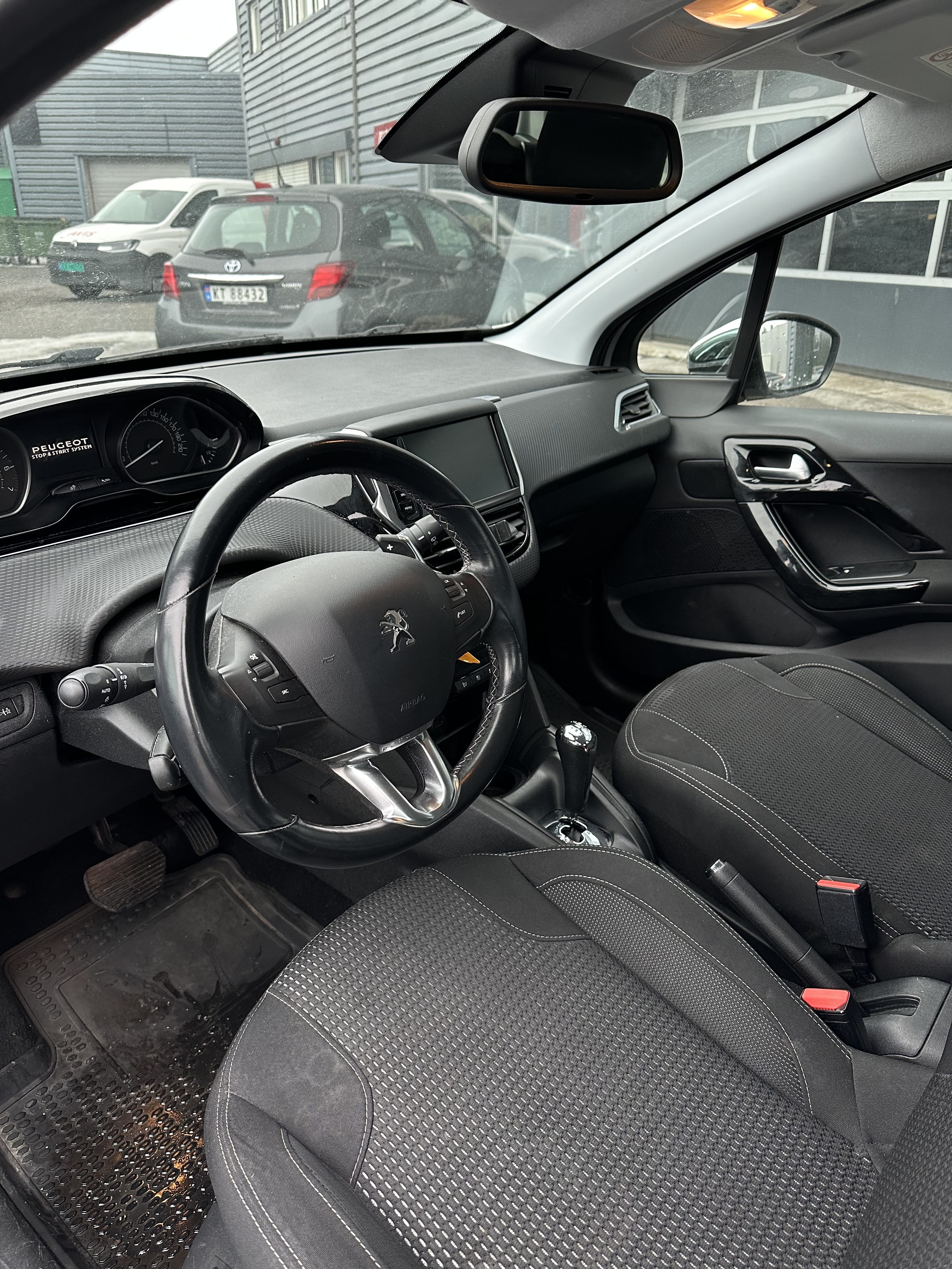Peugeot 208 Automat med Cruisekontroll